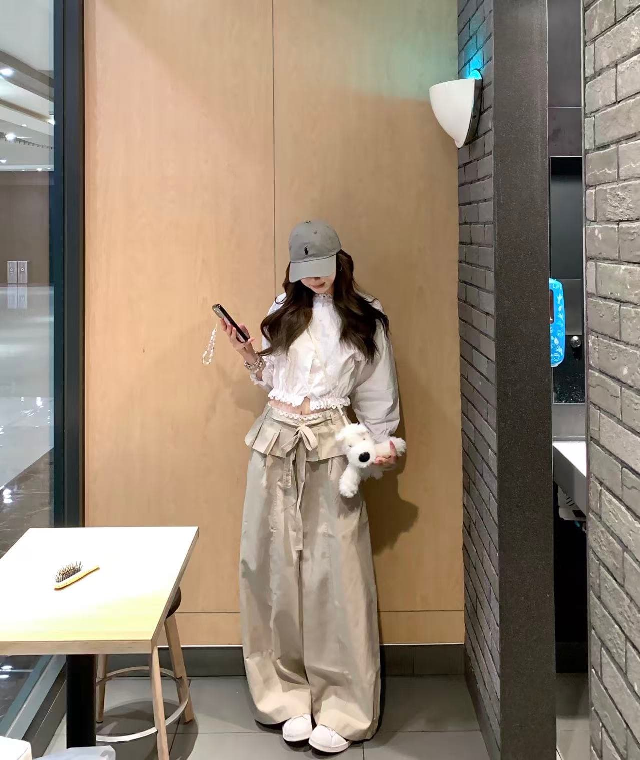 한 부서 아름다운 작은 세트 여름 착용 가져 가라. 화이트 7부 소매 셔츠 카키 색 와이드 레그 팬츠 투피스 세트