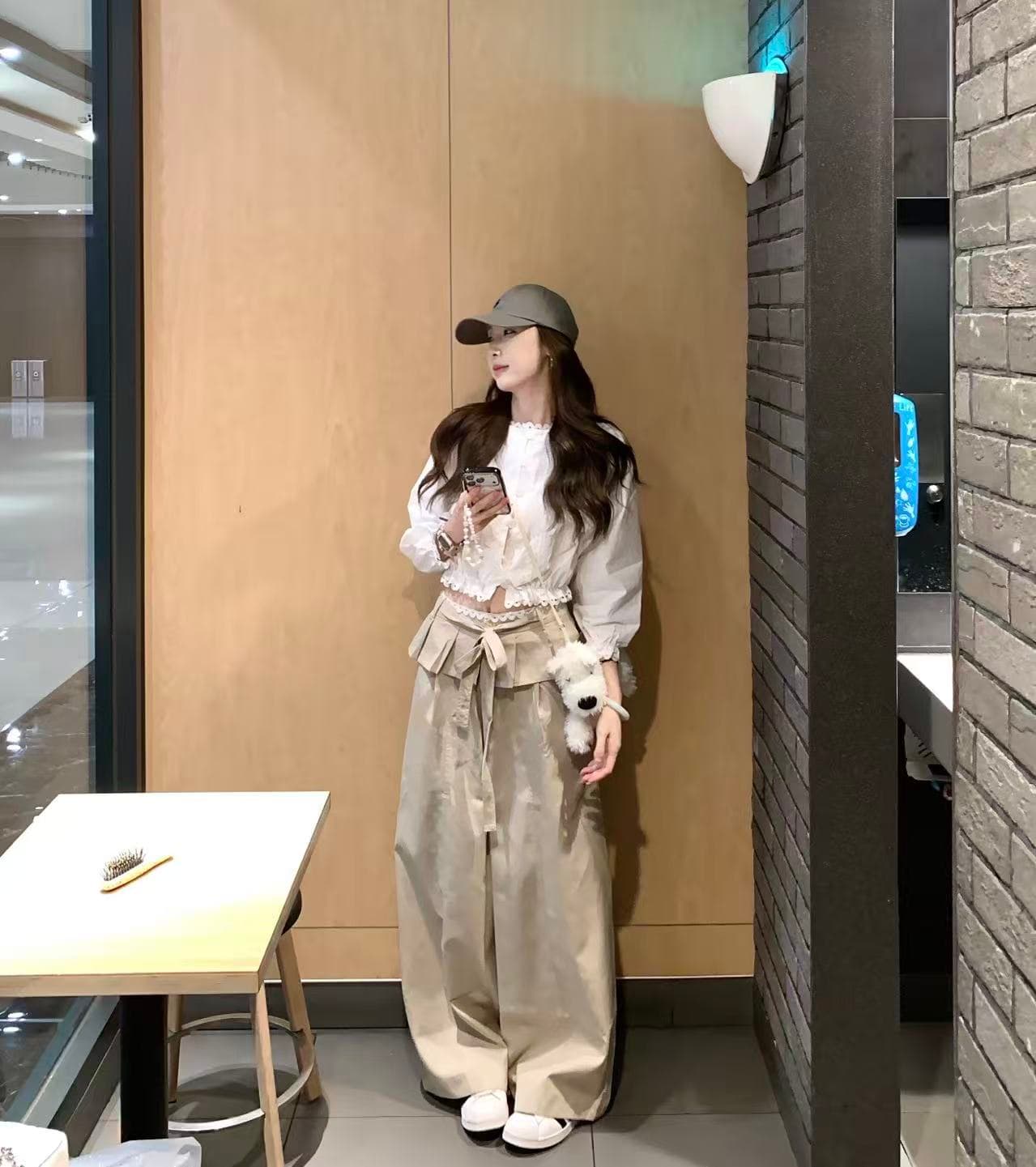 한 부서 아름다운 작은 세트 여름 착용 가져 가라. 화이트 7부 소매 셔츠 카키 색 와이드 레그 팬츠 투피스 세트 이미지 2