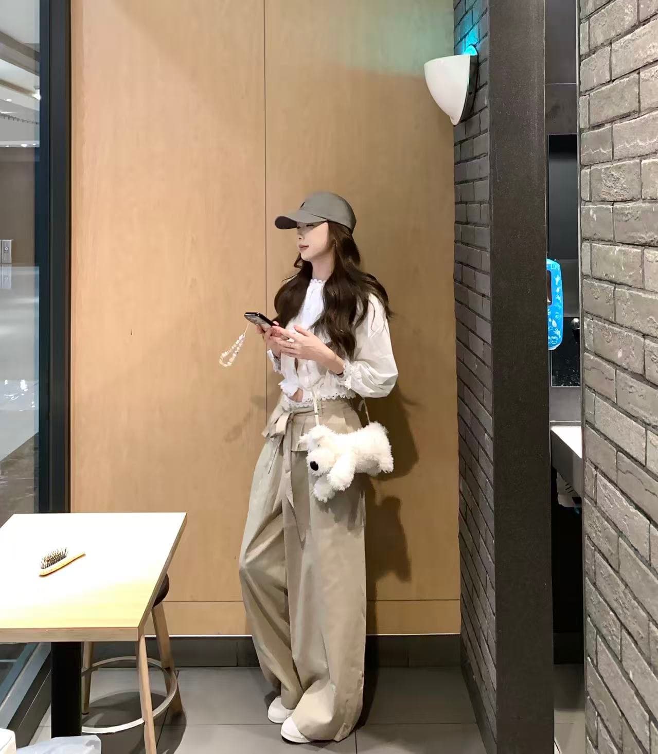 한 부서 아름다운 작은 세트 여름 착용 가져 가라. 화이트 7부 소매 셔츠 카키 색 와이드 레그 팬츠 투피스 세트 이미지 3