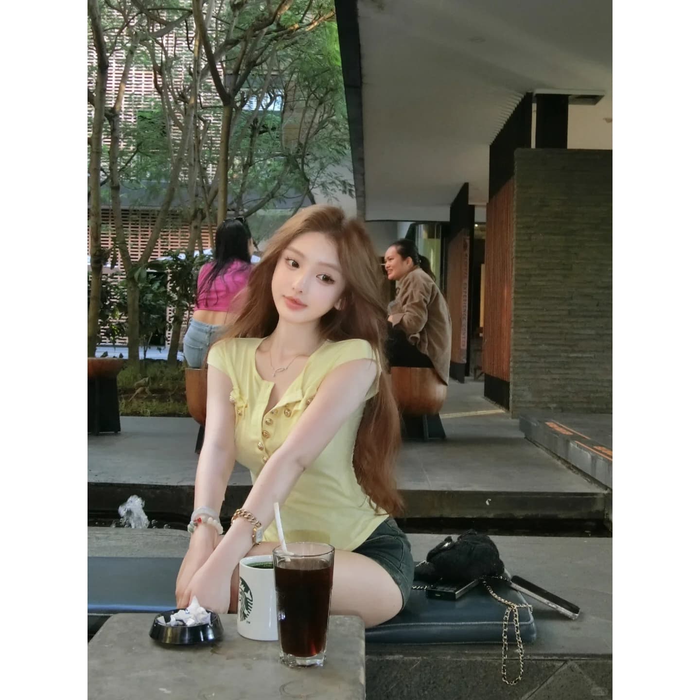 도파민 황색 단추 반 개방 칼라 반팔 티셔츠 여성 여름 핫걸 섹시함 작은 날다 소매 몸매 가꾸기 쇼트 스타일 맨위