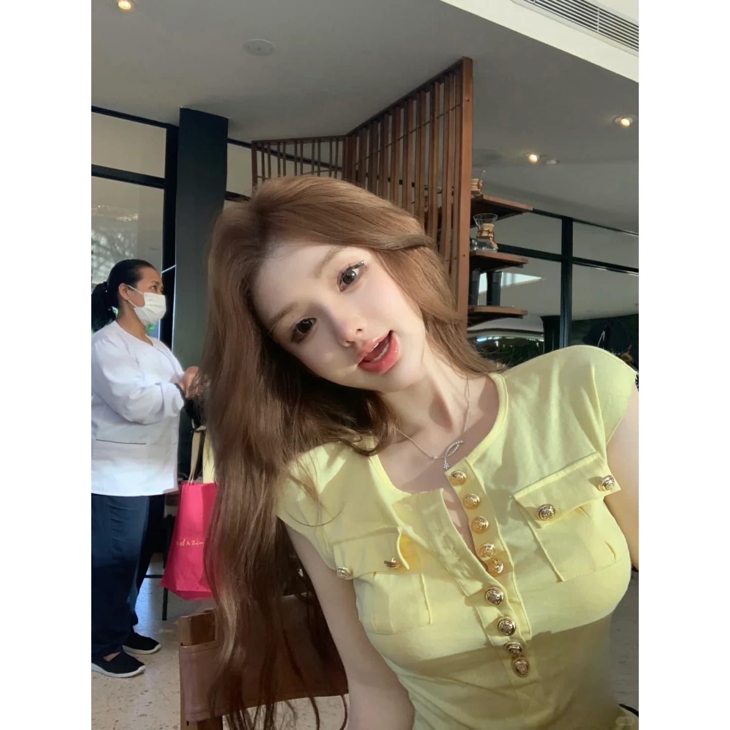 도파민 황색 단추 반 개방 칼라 반팔 티셔츠 여성 여름 핫걸 섹시함 작은 날다 소매 몸매 가꾸기 쇼트 스타일 맨위 상세 이미지 2