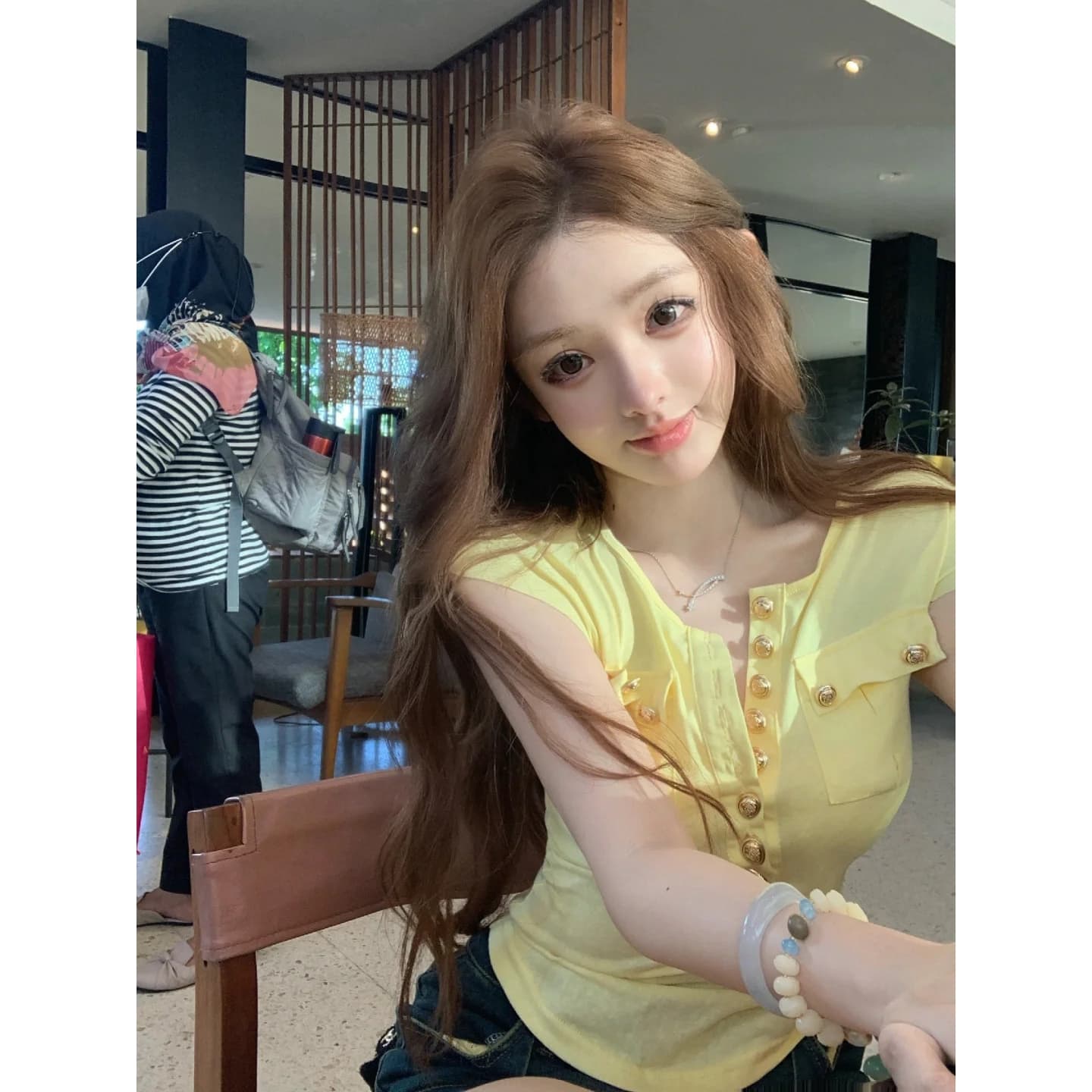 도파민 황색 단추 반 개방 칼라 반팔 티셔츠 여성 여름 핫걸 섹시함 작은 날다 소매 몸매 가꾸기 쇼트 스타일 맨위 상세 이미지 4