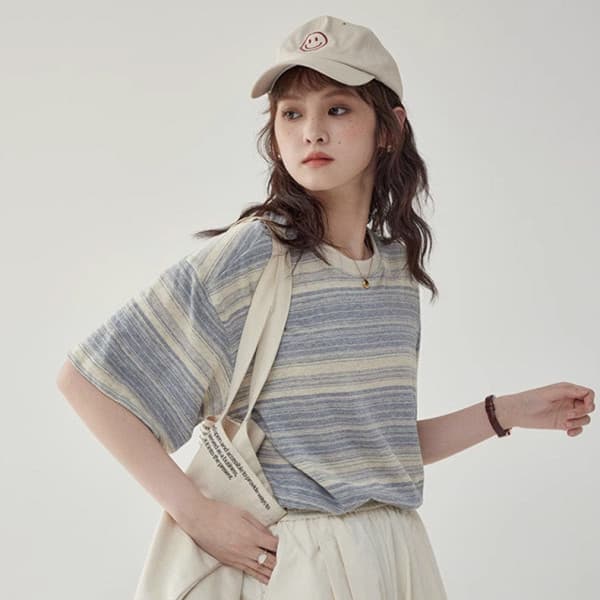 안개 그림자 스트라이프 배색 라운드 넥 티셔츠 캐주얼 패션 미니멀리즘 반팔 여성 작은 대중 이른 가을 만나는 상세 이미지 4