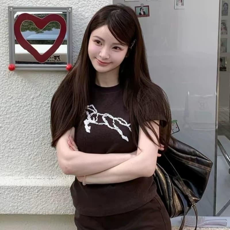 아메리칸 긍정적 인 어깨 와일드 말 반팔 티셔츠 여성 여름 핫걸 몸매 가꾸기 디자인 센스 작은 대중 슬림해 보이는 쇼트 스타일 맨위