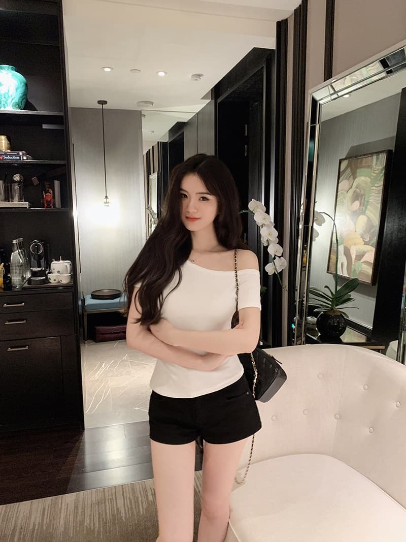 비스듬한 어깨 반팔 티셔츠 여성 짧은 품격 몸매 가꾸기 다용도 고급 센스 오프숄더 맨위 이미지 4