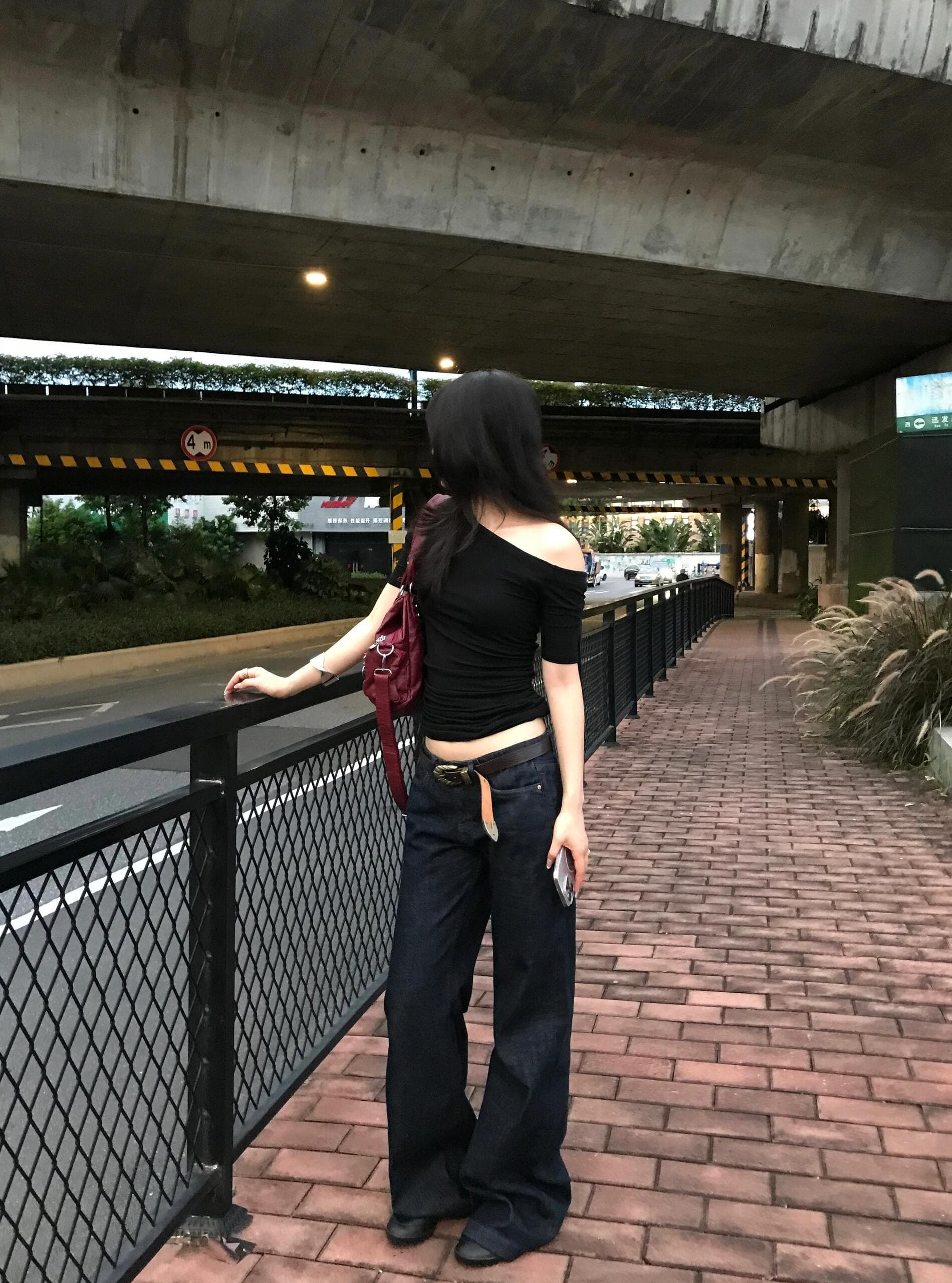 몸매 가꾸기 슬림해 보이는 섹시함 비스듬한 어깨 보트넥 반팔 티셔츠 여성 여름 이미지 2