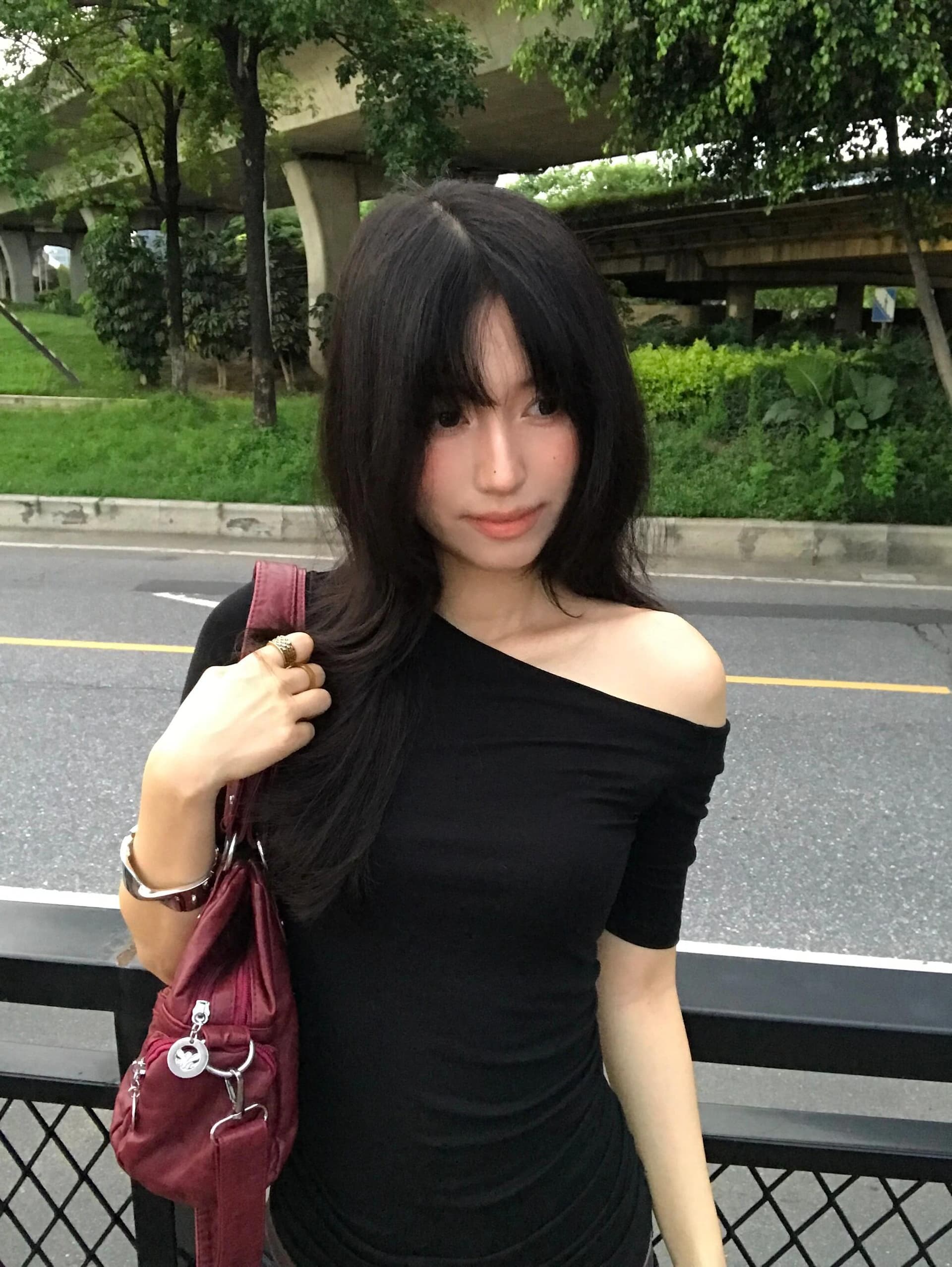 몸매 가꾸기 슬림해 보이는 섹시함 비스듬한 어깨 보트넥 반팔 티셔츠 여성 여름