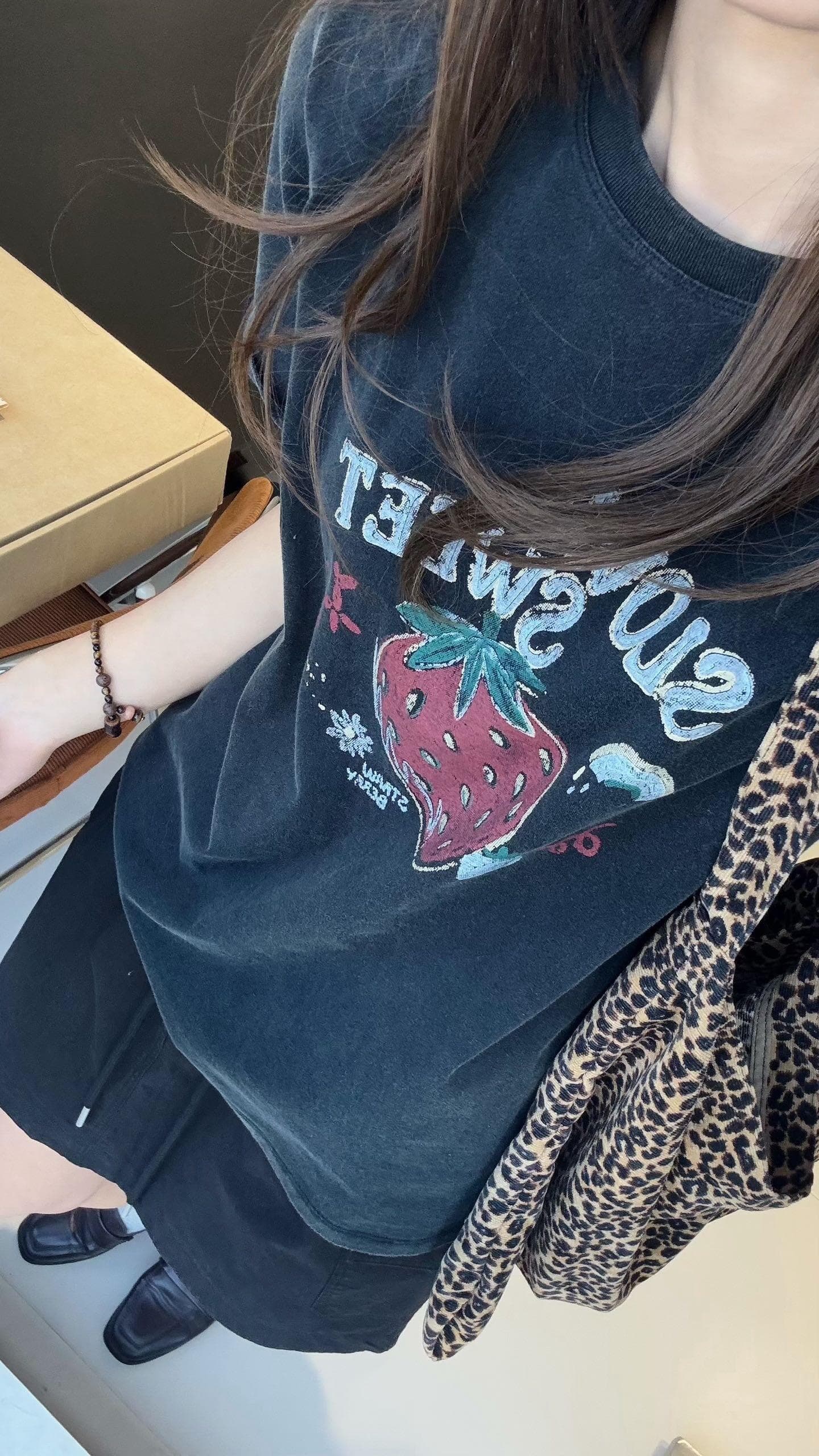 2026 봄 여름 한국 디자이너 섹션 레트로 워싱 회색 루즈핏 슬림해 보이는 딸기 반팔 티셔츠 상세 이미지 1