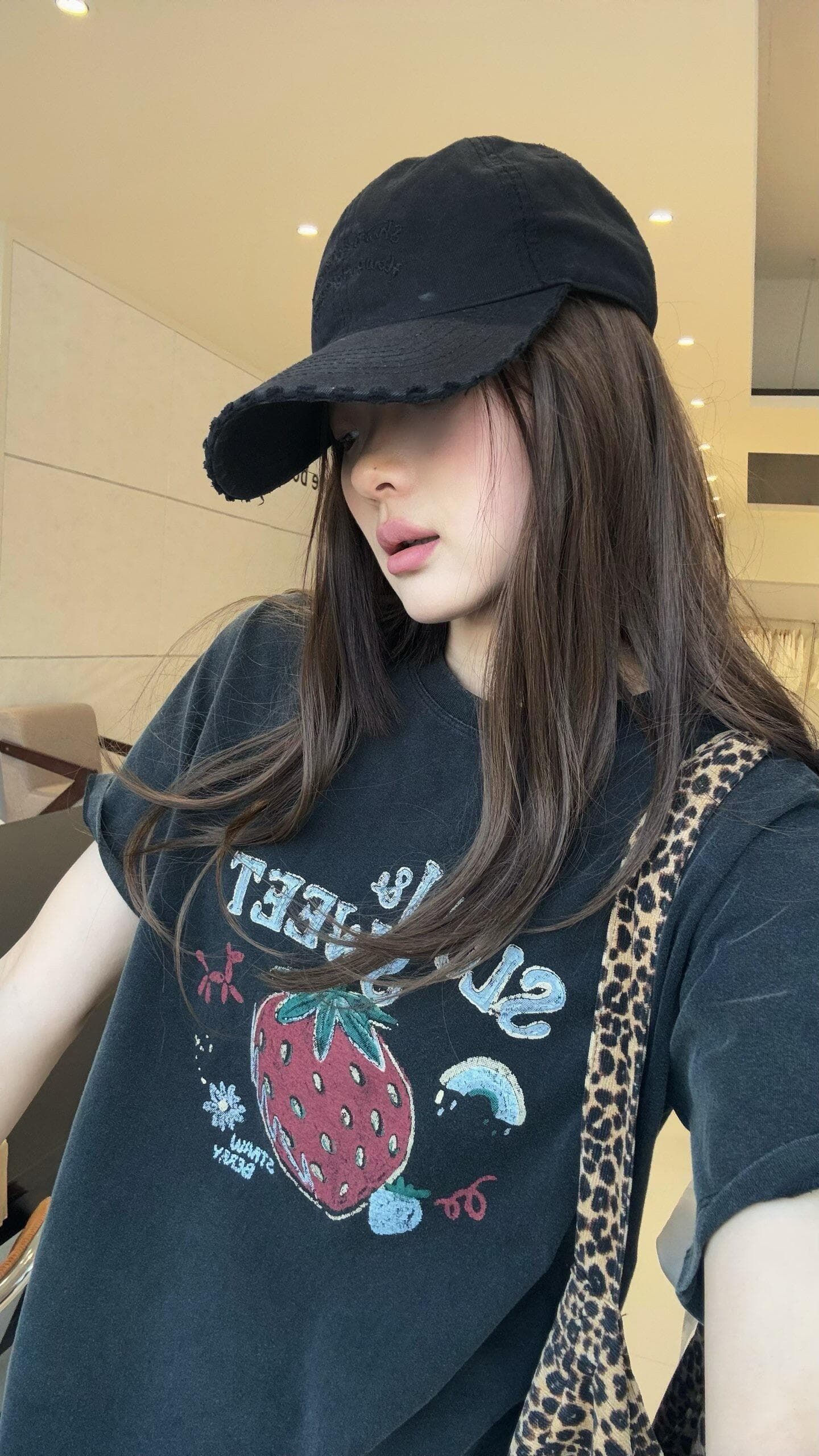 2026 봄 여름 한국 디자이너 섹션 레트로 워싱 회색 루즈핏 슬림해 보이는 딸기 반팔 티셔츠 상세 이미지 4