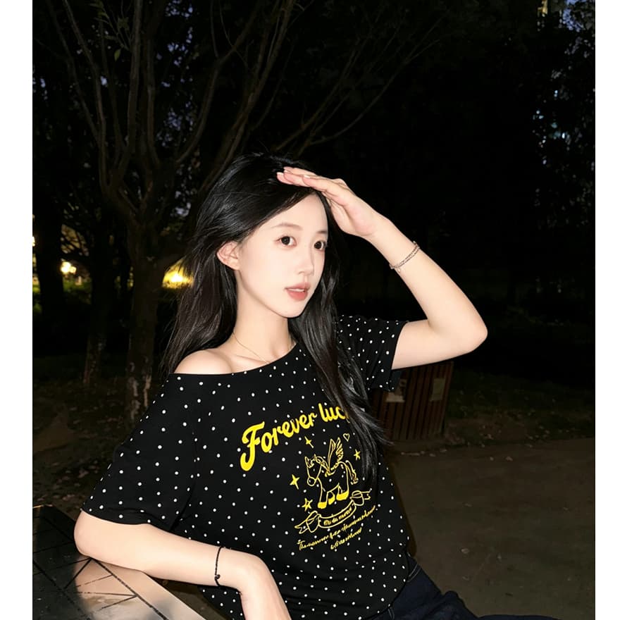 여름 새로운 한 부서 도트 무늬 비스듬한 칼라 오프숄더 프린트 섹션 반팔 티셔츠 여성 이미지 4