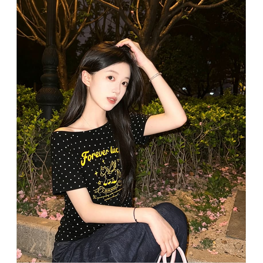 여름 새로운 한 부서 도트 무늬 비스듬한 칼라 오프숄더 프린트 섹션 반팔 티셔츠 여성 상세 이미지 3