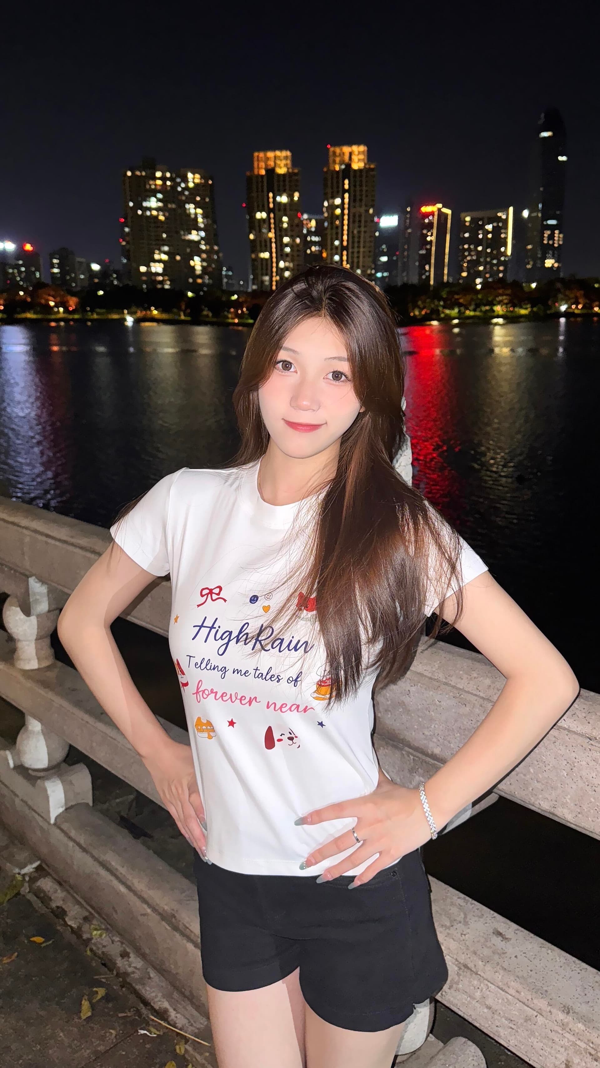 한 부서 만화 긍정적 인 어깨 화이트 반팔 티셔츠 여성 여름 2026 새로운 디자인 센스 작은 대중 몸매 가꾸기 슬림해 보이는 맨위 이미지 2
