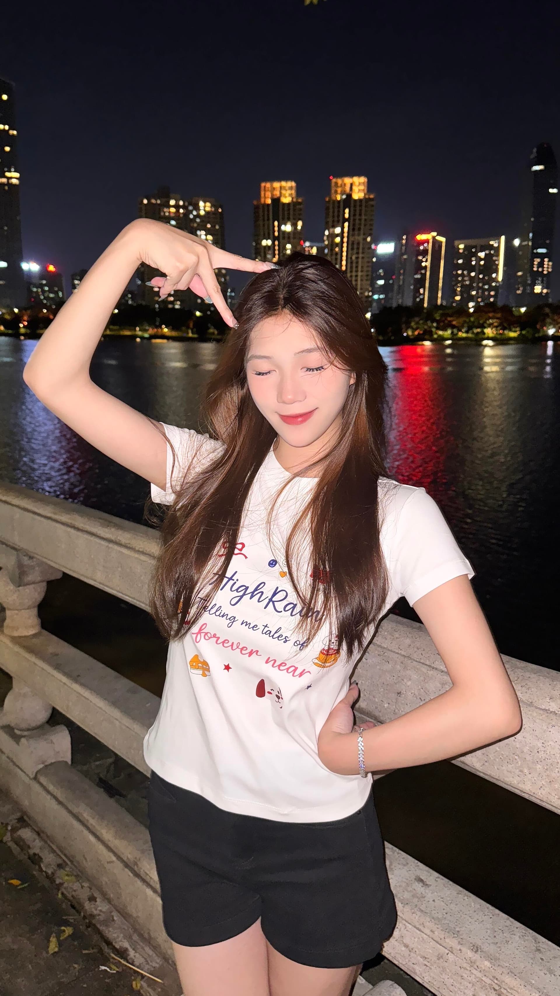 한 부서 만화 긍정적 인 어깨 화이트 반팔 티셔츠 여성 여름 2026 새로운 디자인 센스 작은 대중 몸매 가꾸기 슬림해 보이는 맨위 상세 이미지 3