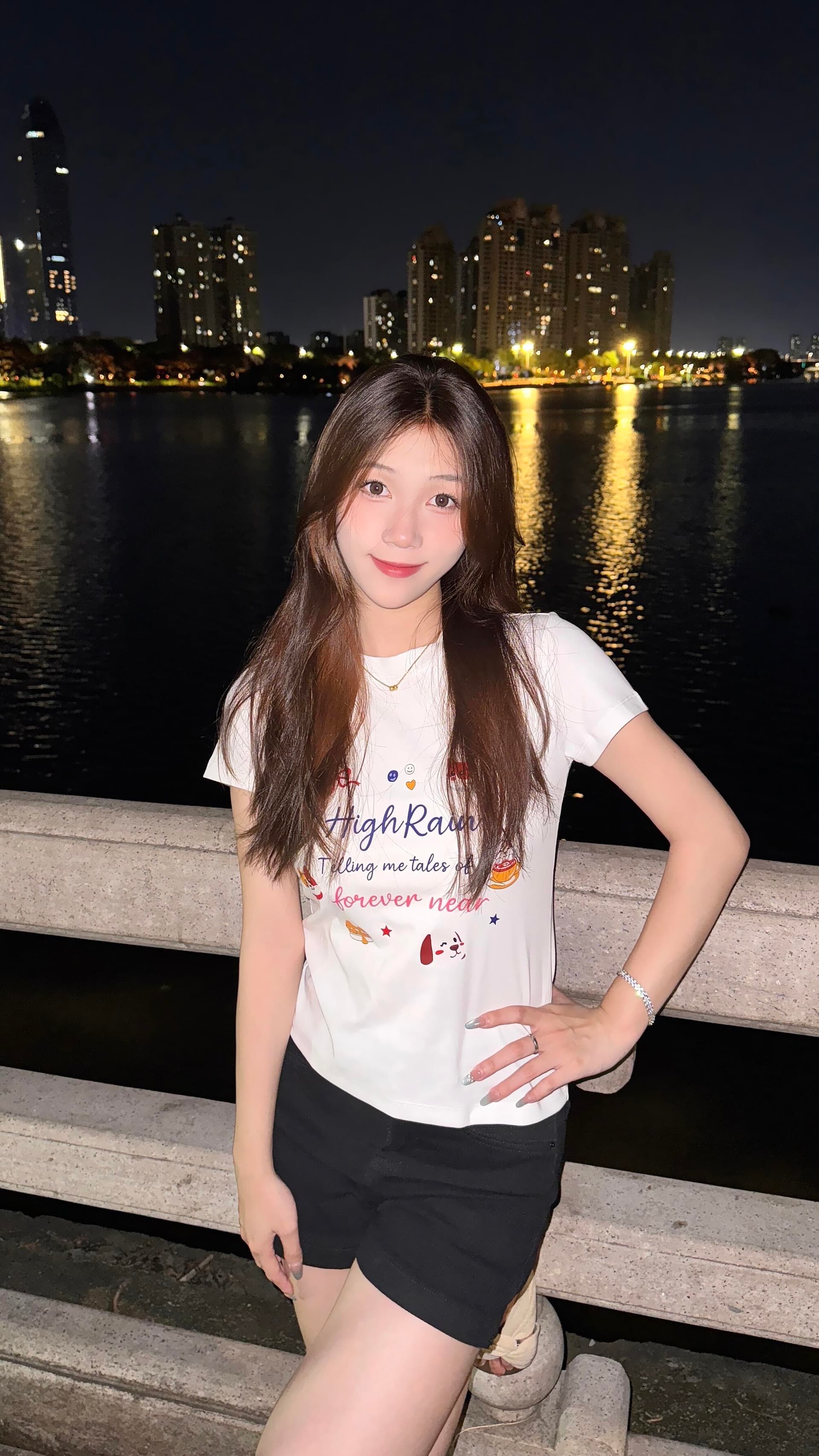 한 부서 만화 긍정적 인 어깨 화이트 반팔 티셔츠 여성 여름 2026 새로운 디자인 센스 작은 대중 몸매 가꾸기 슬림해 보이는 맨위 상세 이미지 4