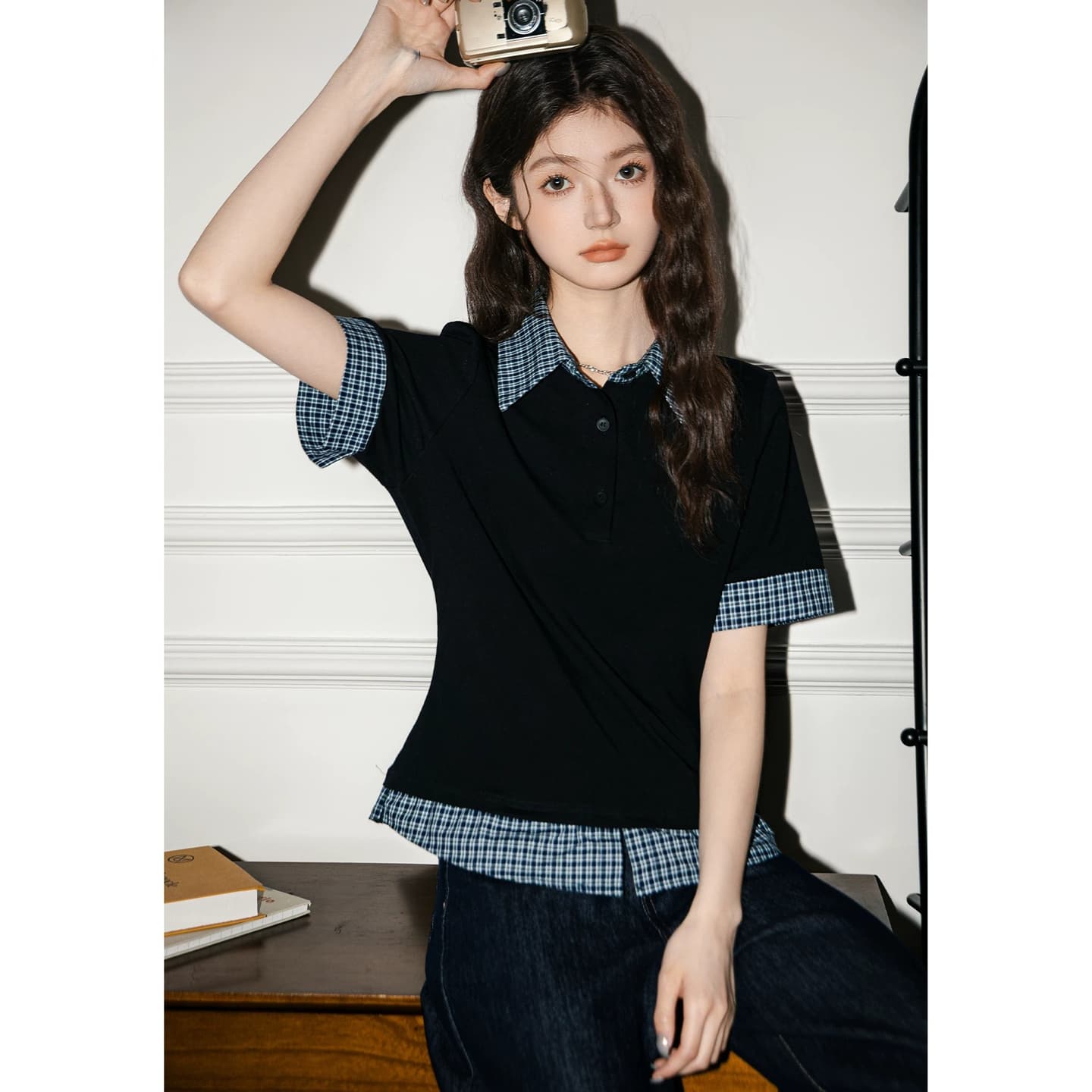 2026 여름 새로운 POLO 칼라 체크무늬 패치워크 반팔 티셔츠 여성 페이크 레이어드 몸매 가꾸기 디자인 센스 쇼트 스타일 맨위
