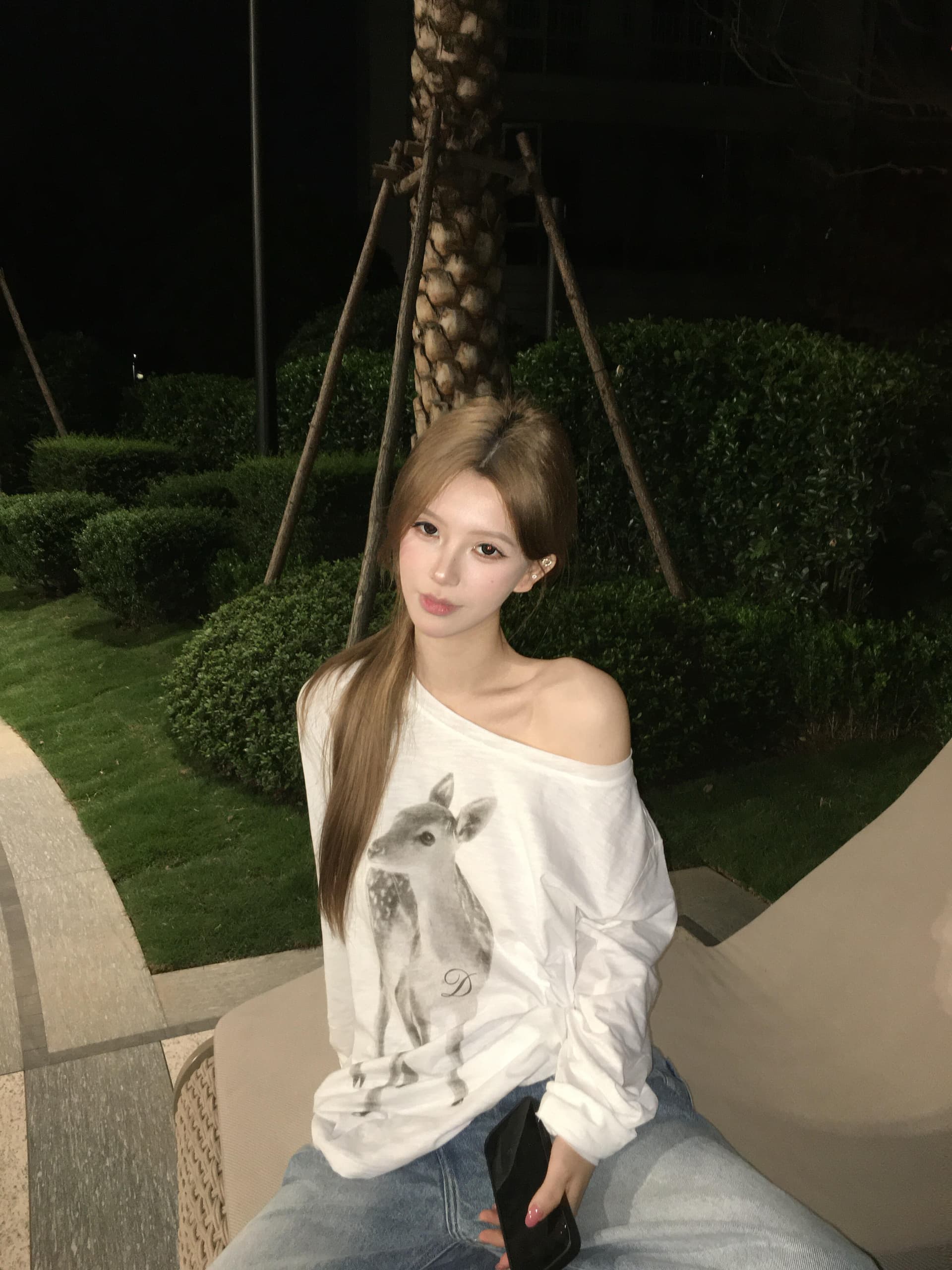 한 부서 비스듬한 칼라 오프숄더 작은 사슴 느긋한 긴팔 티셔츠 여성 2026 봄 외부 가져 가라. 화이트 자외선 차단 블라우스 루즈핏 맨위 상세 이미지 2