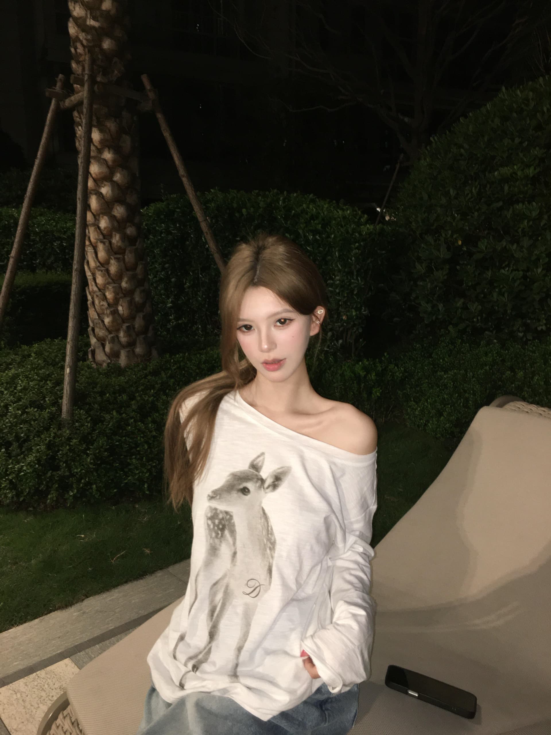 한 부서 비스듬한 칼라 오프숄더 작은 사슴 느긋한 긴팔 티셔츠 여성 2026 봄 외부 가져 가라. 화이트 자외선 차단 블라우스 루즈핏 맨위 상세 이미지 3