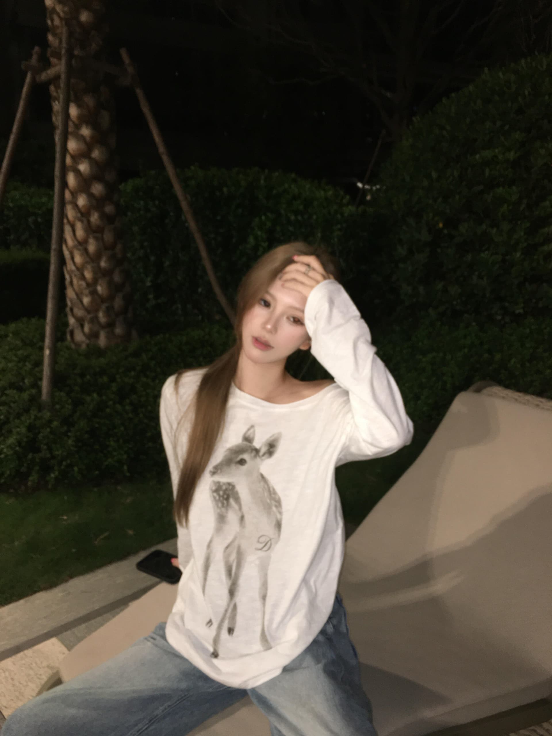 한 부서 비스듬한 칼라 오프숄더 작은 사슴 느긋한 긴팔 티셔츠 여성 2026 봄 외부 가져 가라. 화이트 자외선 차단 블라우스 루즈핏 맨위 상세 이미지 4