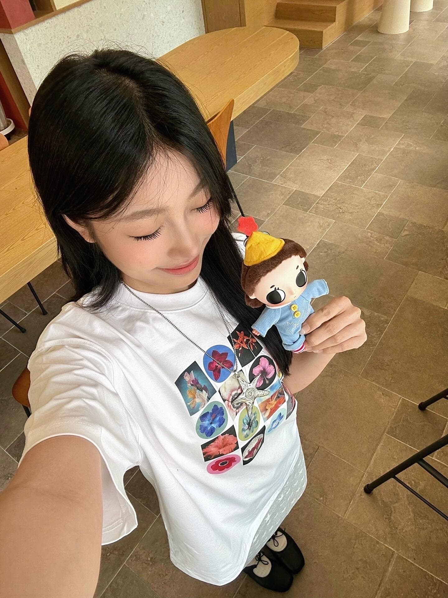 미니멀리즘 느긋한 바람 꽃 패턴 프린트 루즈핏 라운드 넥 반팔 티셔츠 여성 셔츠 이미지 2