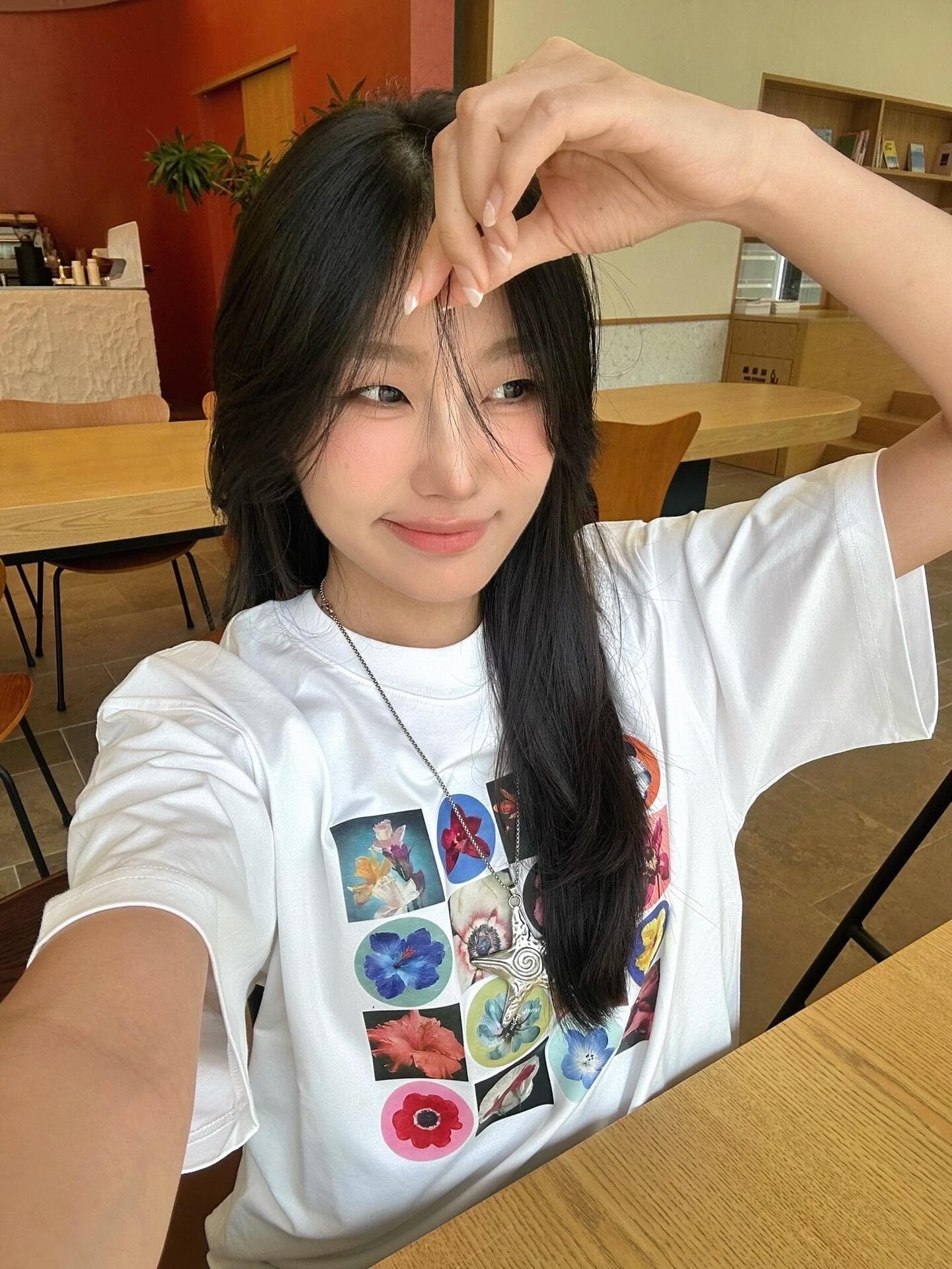 미니멀리즘 느긋한 바람 꽃 패턴 프린트 루즈핏 라운드 넥 반팔 티셔츠 여성 셔츠 이미지 4