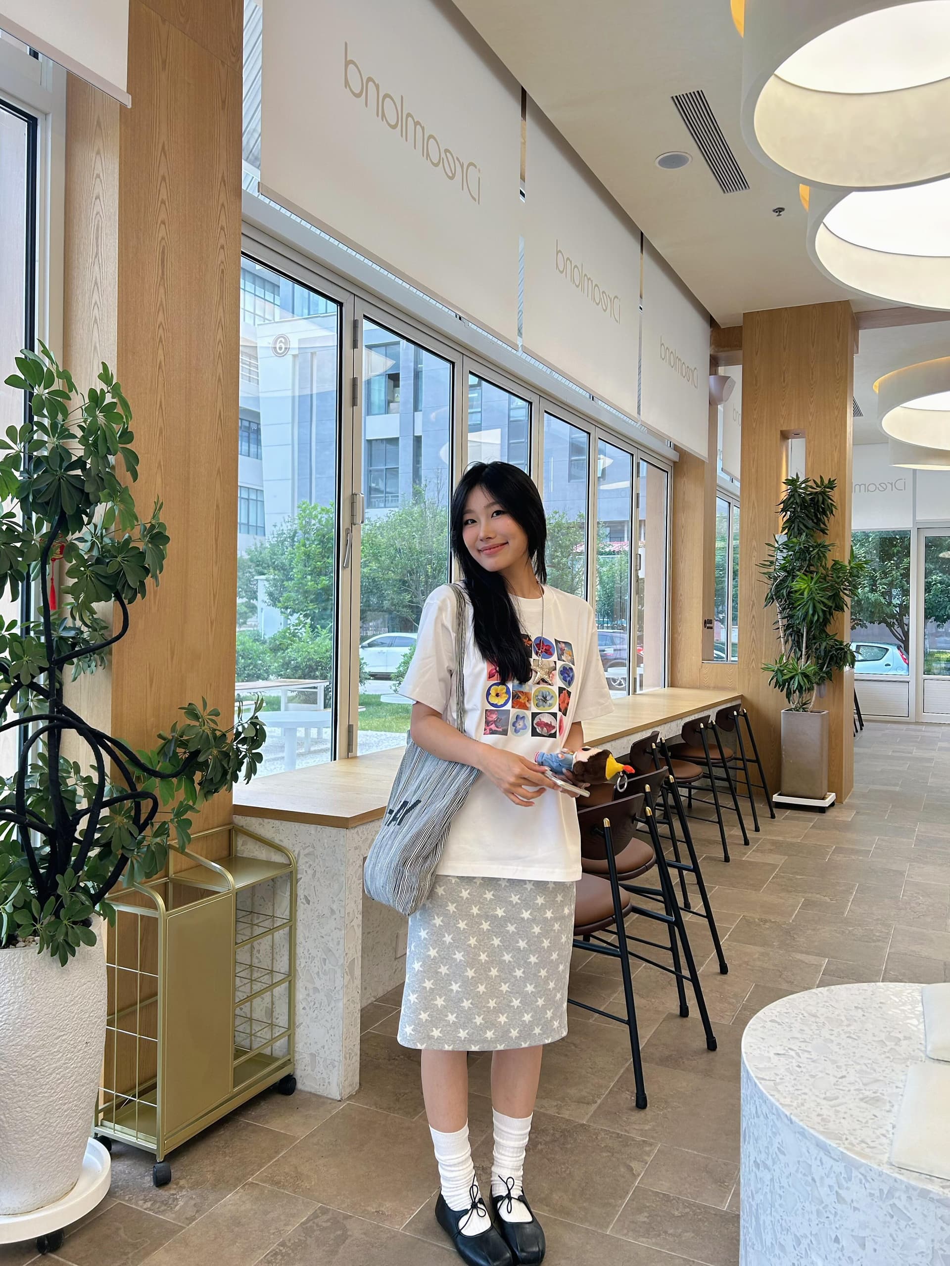 미니멀리즘 느긋한 바람 꽃 패턴 프린트 루즈핏 라운드 넥 반팔 티셔츠 여성 셔츠 상세 이미지 2