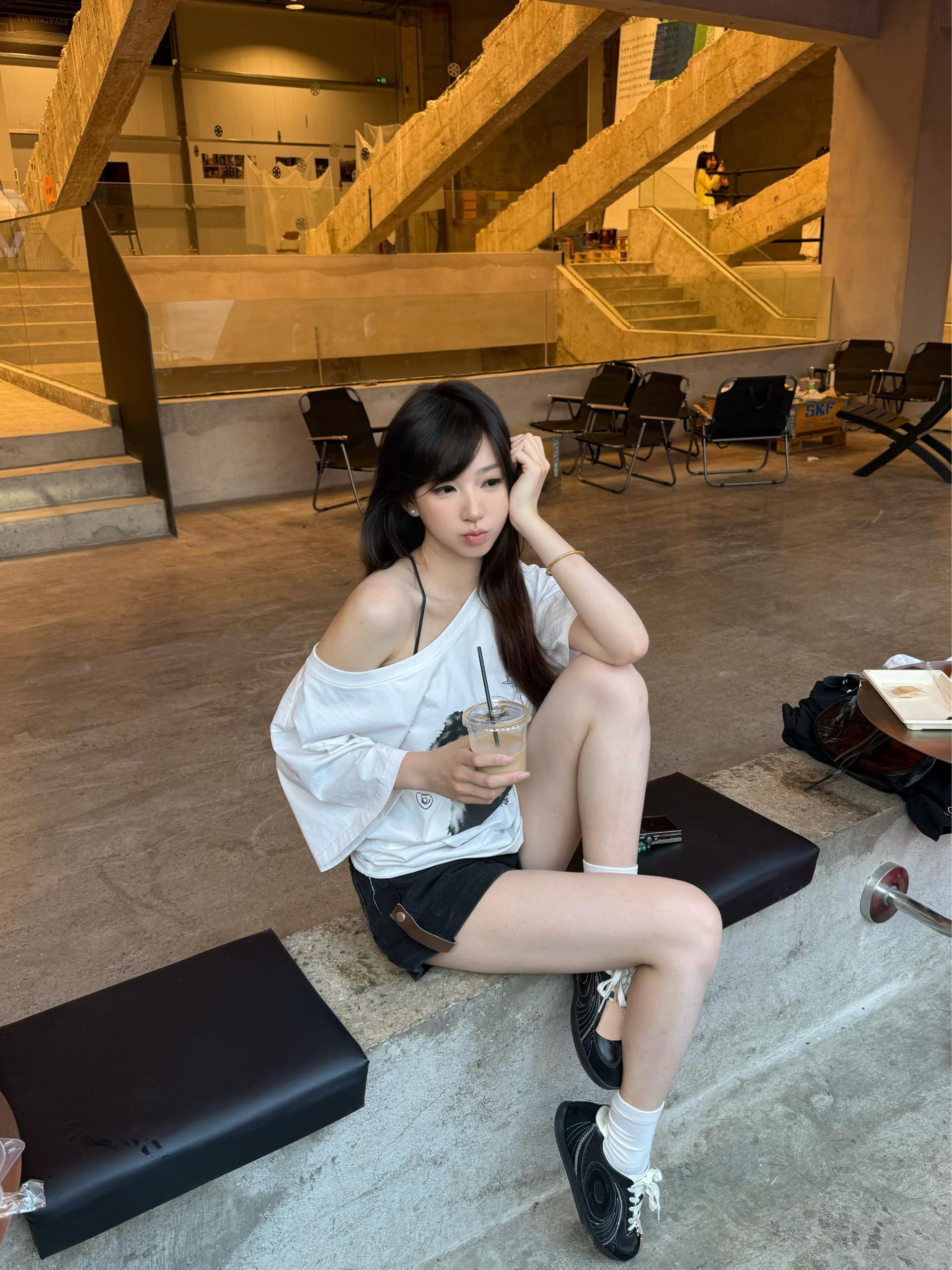 화이트 느슨함 센스 반팔 티셔츠 여성 여름 한 부서 루즈핏 슬림해 보이는 다용도 비스듬한 어깨 의류 이미지 2