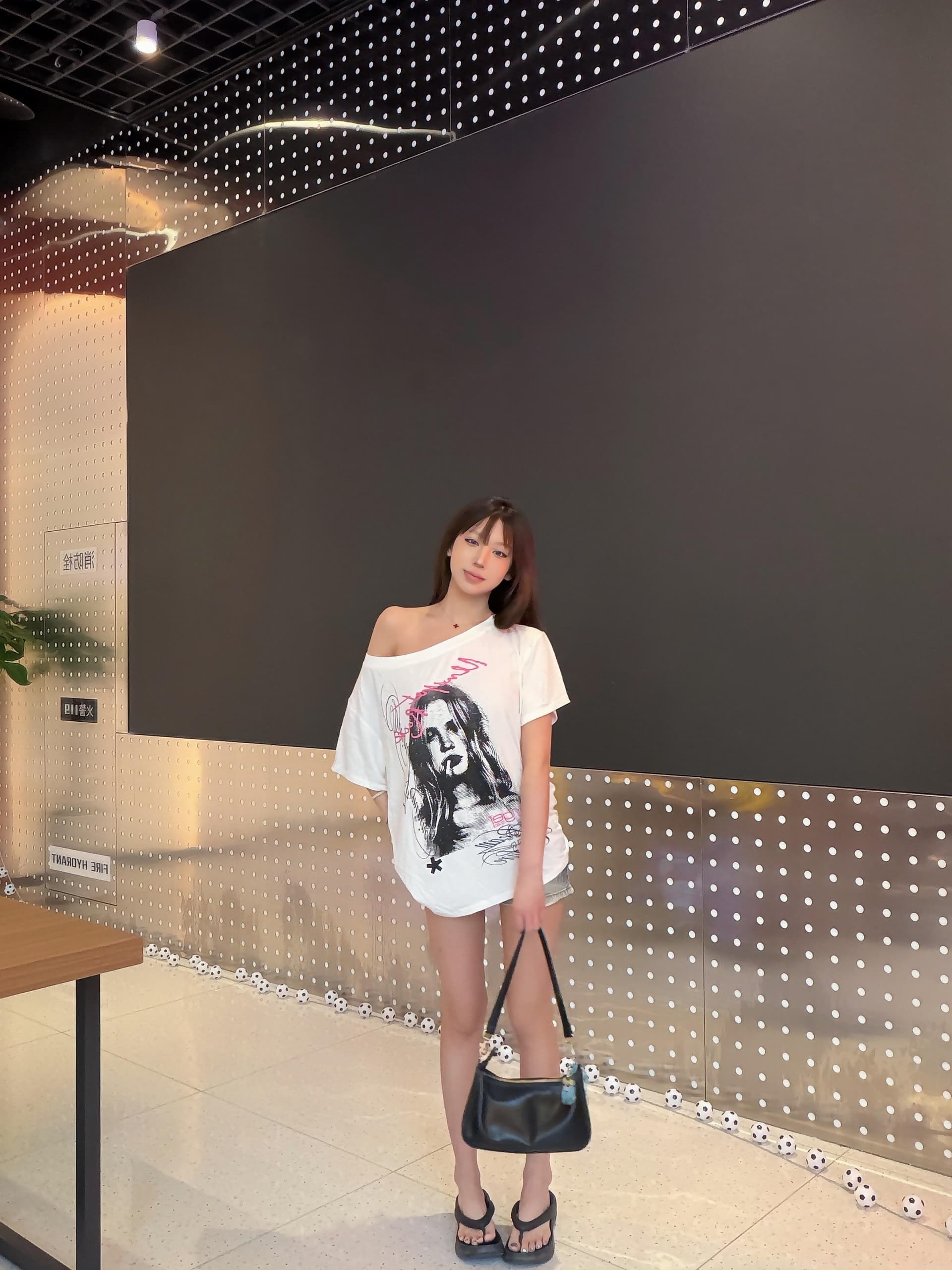 아메리칸 거리 초상화 프린트 비스듬한 어깨 반팔 티셔츠 여성 여름 느긋한 센스 캐주얼 다용도 오프숄더 슬림해 보이는 맨위 상세 이미지 3