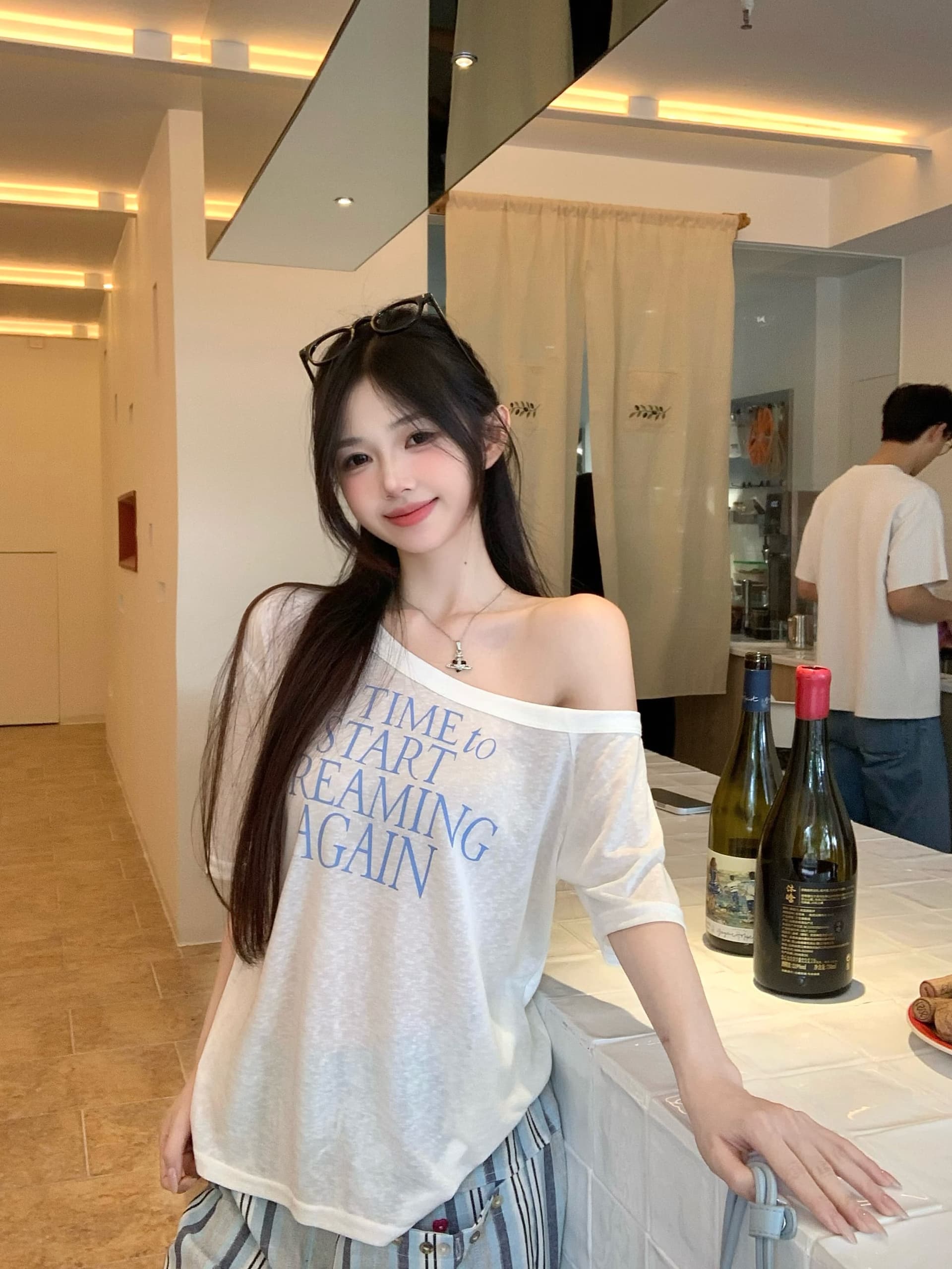 빛 럭셔리 비스듬한 어깨 알파벳 반팔 슬림해 보이는 얇고 가벼운 오프숄더 맨위 여성 여름 새로운 고급 작은 대중 아니요 명중 셔츠 티셔츠 상세 이미지 1