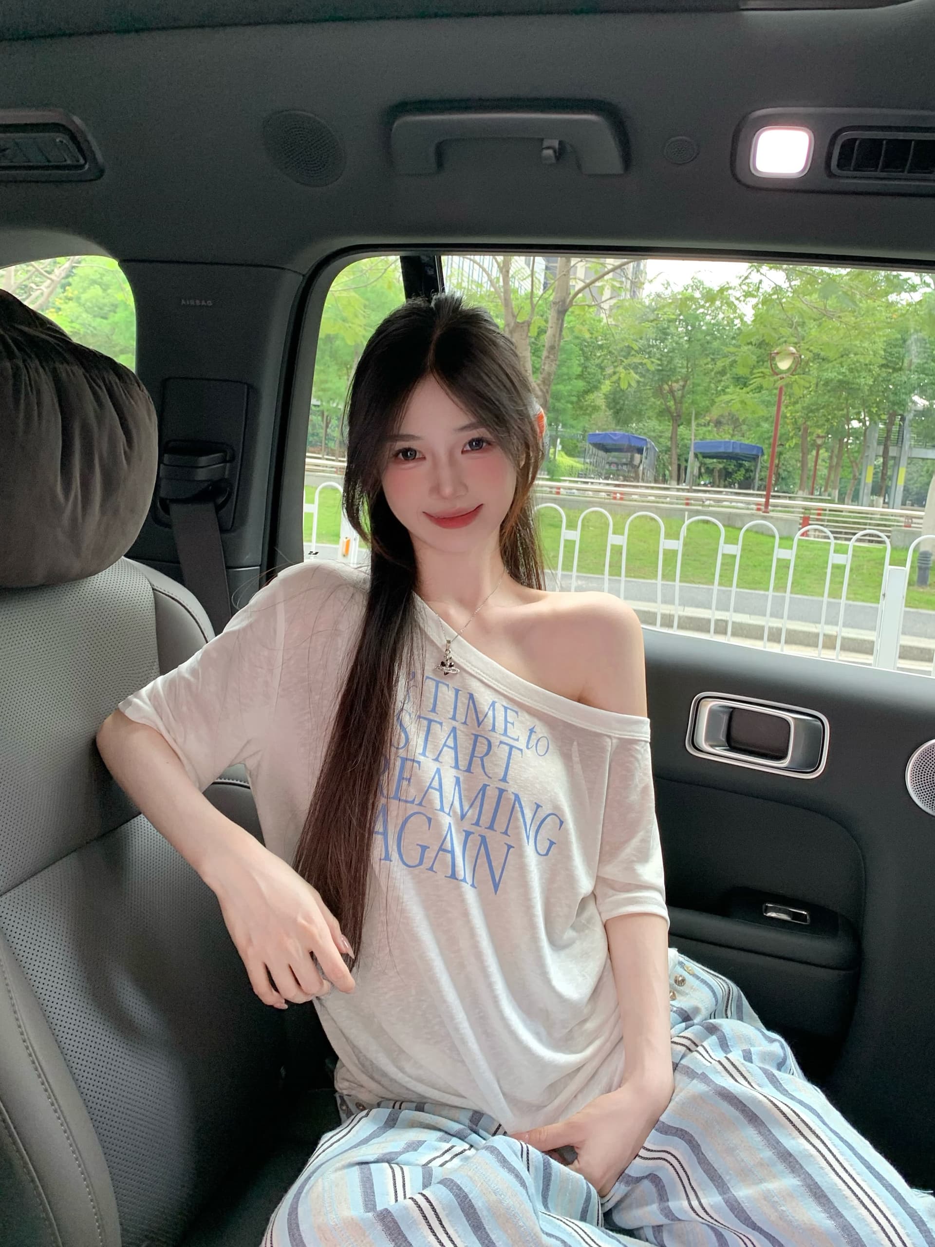 빛 럭셔리 비스듬한 어깨 알파벳 반팔 슬림해 보이는 얇고 가벼운 오프숄더 맨위 여성 여름 새로운 고급 작은 대중 아니요 명중 셔츠 티셔츠 상세 이미지 4