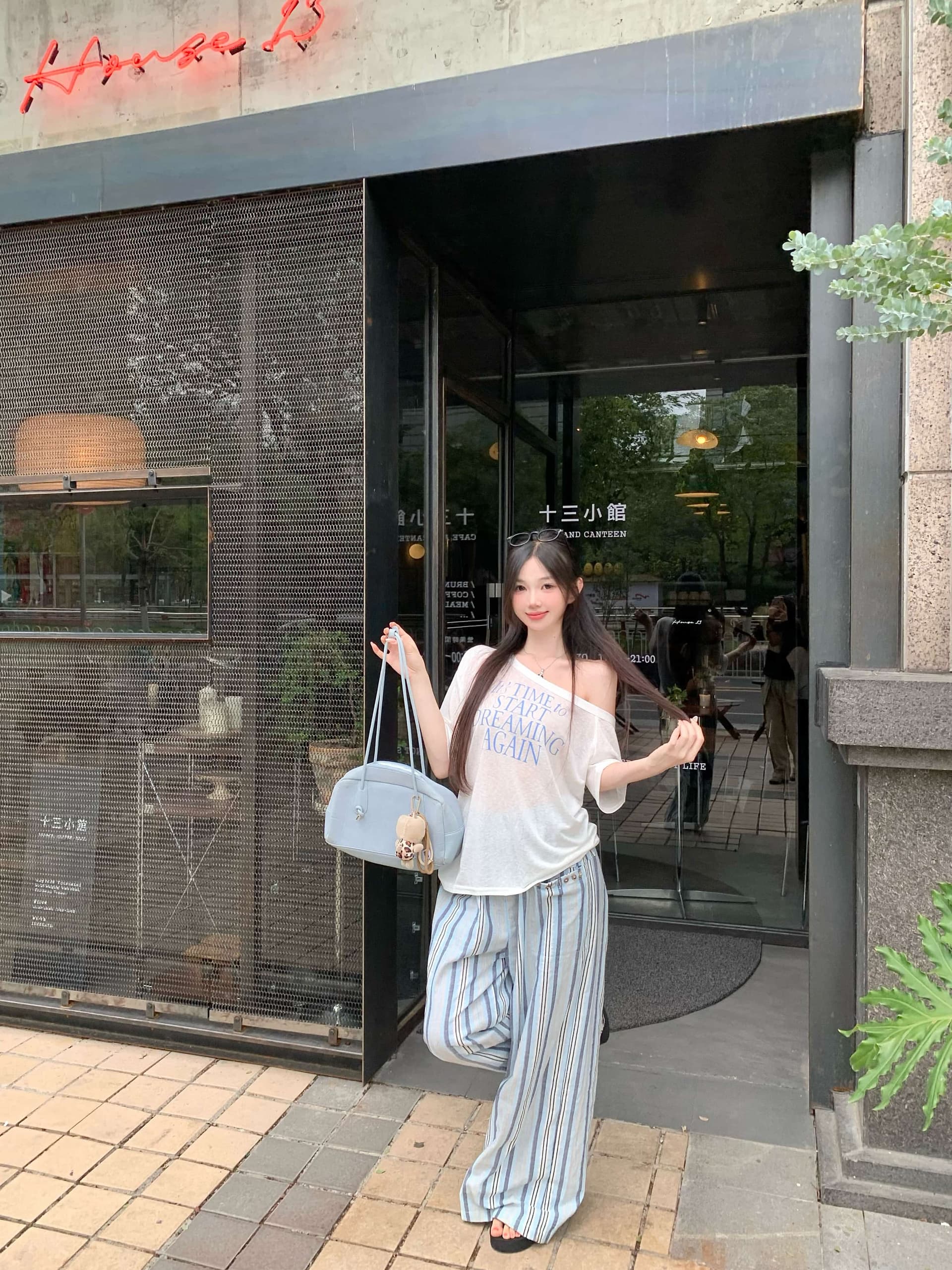빛 럭셔리 비스듬한 어깨 알파벳 반팔 슬림해 보이는 얇고 가벼운 오프숄더 맨위 여성 여름 새로운 고급 작은 대중 아니요 명중 셔츠 티셔츠 상세 이미지 5