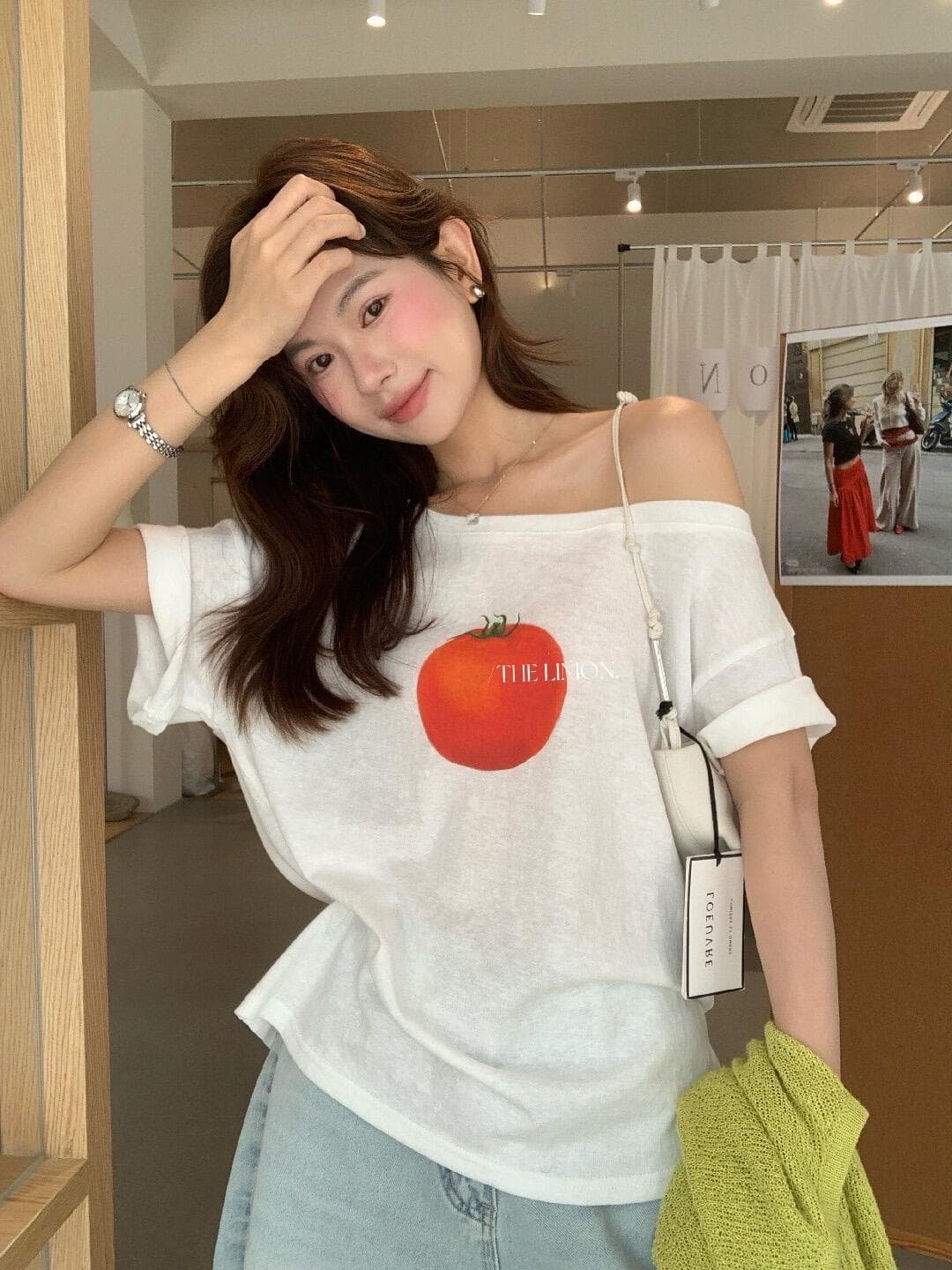 한 부서 비스듬한 어깨 프린트 반팔 티셔츠 여성 여름 얇은 스타일 마이크로 ~을 통해 다용도 디자인 센스 오프숄더 화이트 맨위 트렌디 이미지 3