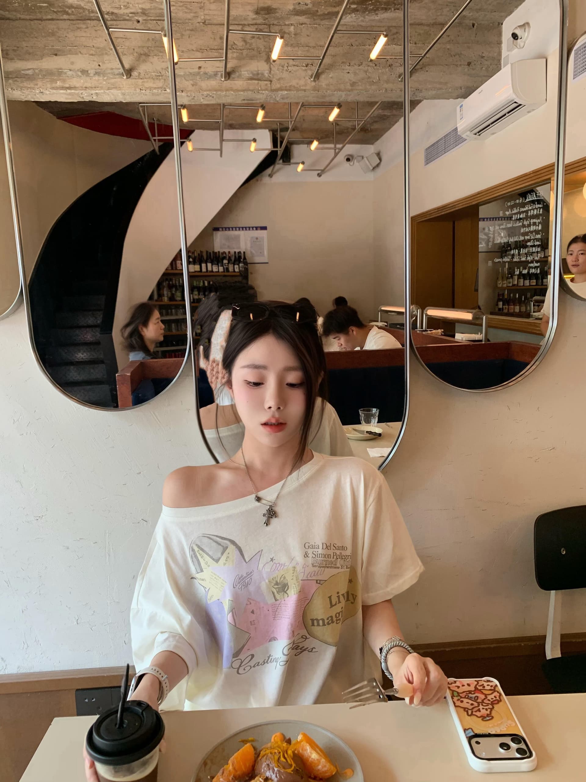 아메리칸 한 부서 캐주얼 프린트 비스듬한 어깨 반팔 티셔츠 여성 여름 얇은 스타일 눈꽃 면 루즈핏 오프숄더 슬림해 보이는 맨위 상세 이미지 4