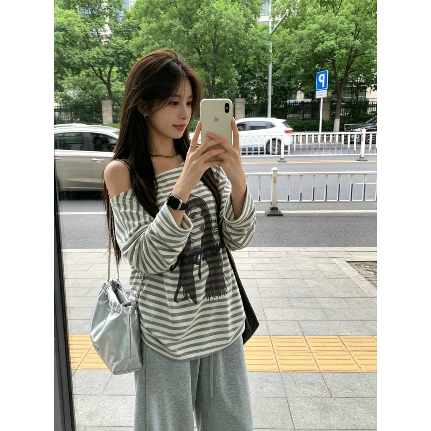2026 여름 ins 느슨함 센스 스트라이프 긴팔 여성 얇은 스타일 얼음 실크 루즈핏 자외선 차단 티셔츠 외부 가져 가라. 블라우스 이미지 4