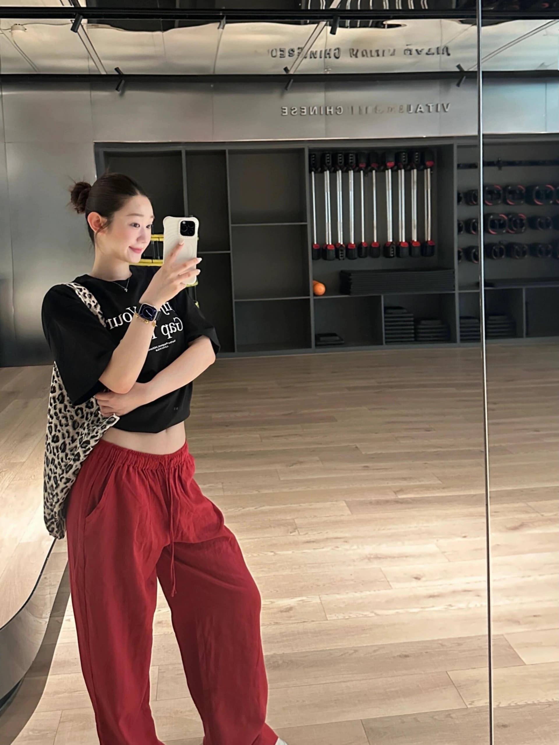 레트로 작은 대중 운동 바람 알파벳 긍정적 인 어깨 반팔 티셔츠 여성 여름 아메리칸 핫걸 몸매 가꾸기 쇼트 스타일 슬림해 보이는 맨위 이미지 2