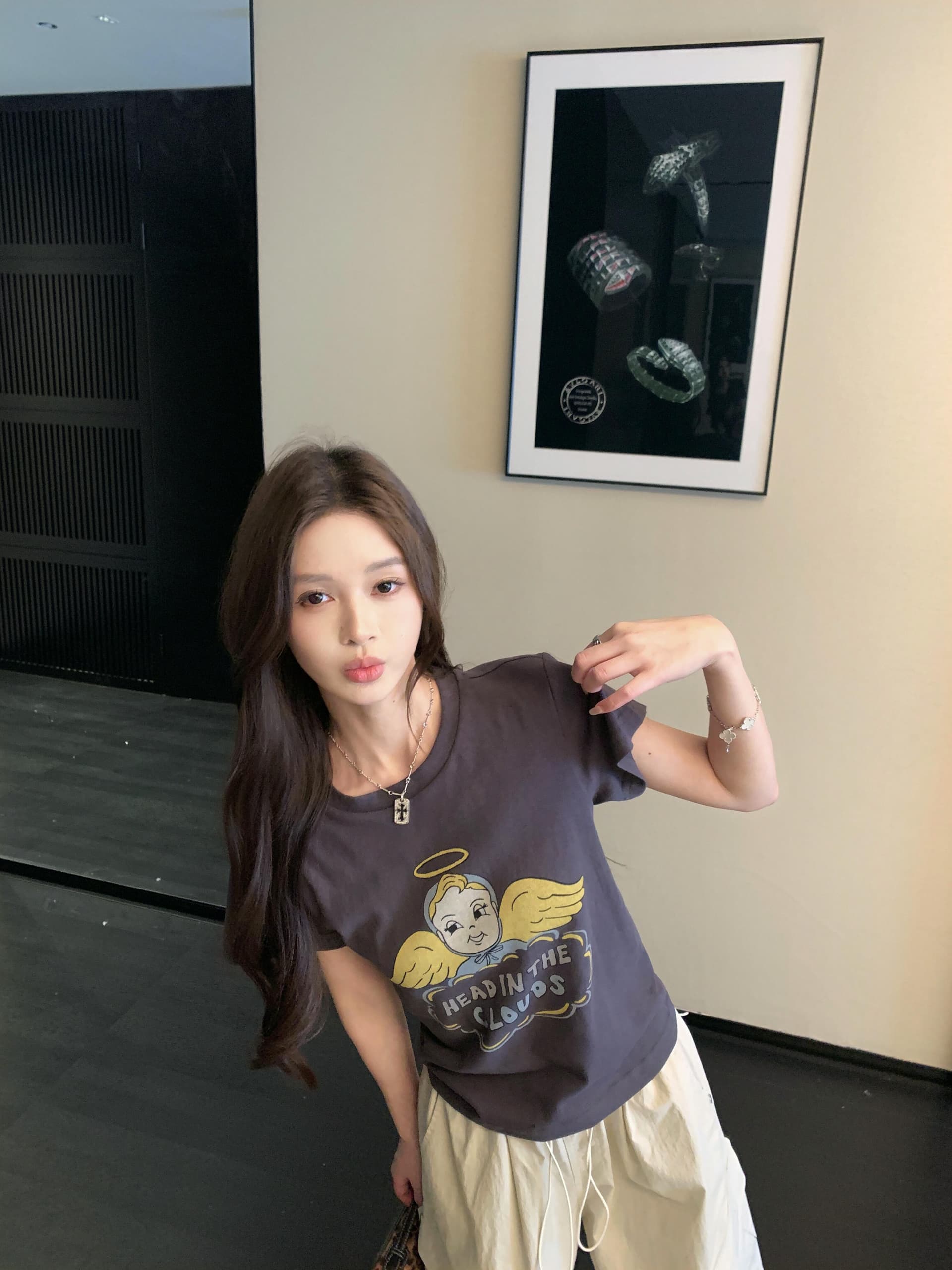 작은 천사 프린트 라운드 넥 티셔츠 여성 2026 년 여름 새로운 작은 대중 다용도 긍정적 인 어깨 반팔