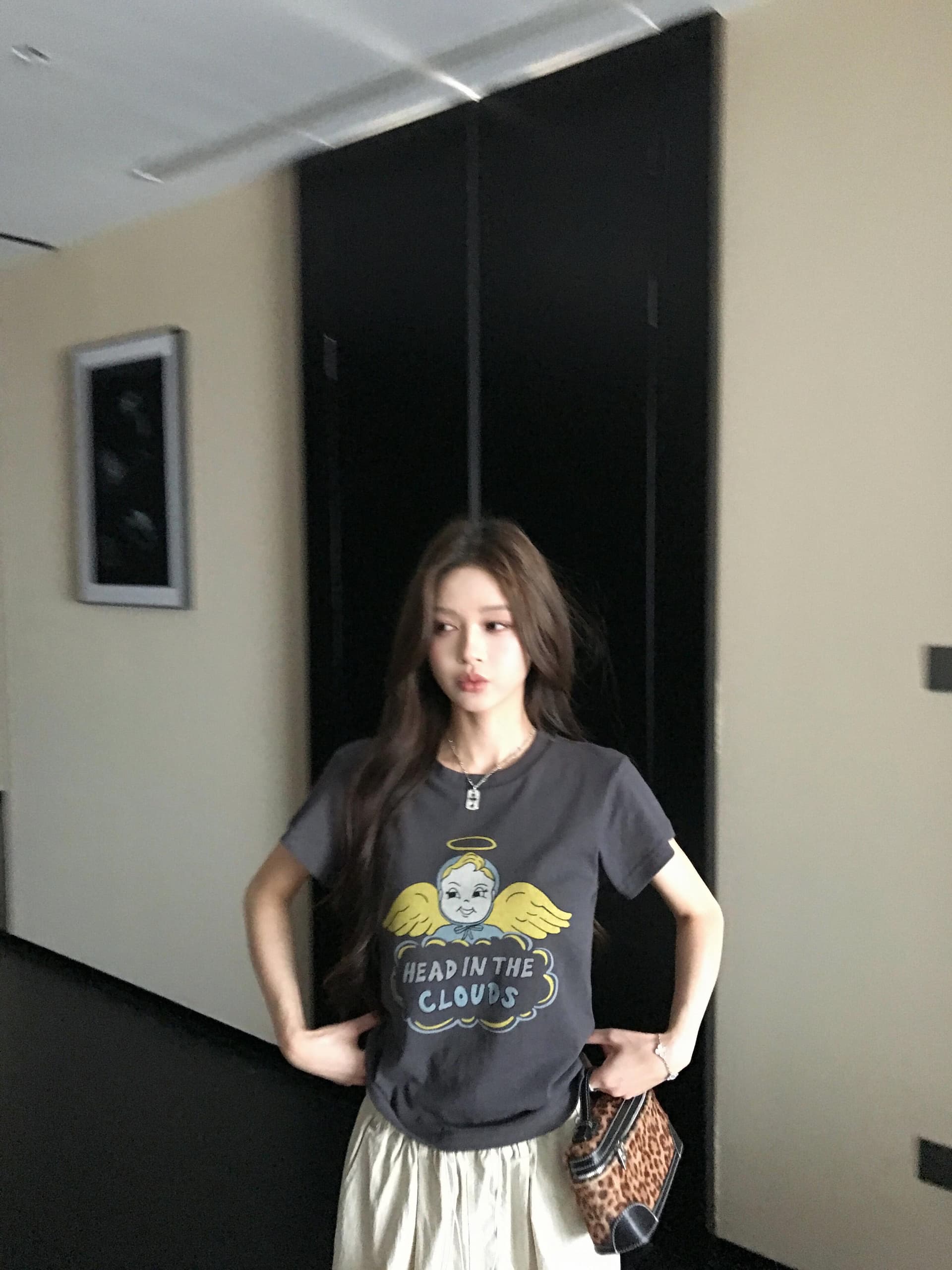 작은 천사 프린트 라운드 넥 티셔츠 여성 2026 년 여름 새로운 작은 대중 다용도 긍정적 인 어깨 반팔 상세 이미지 2
