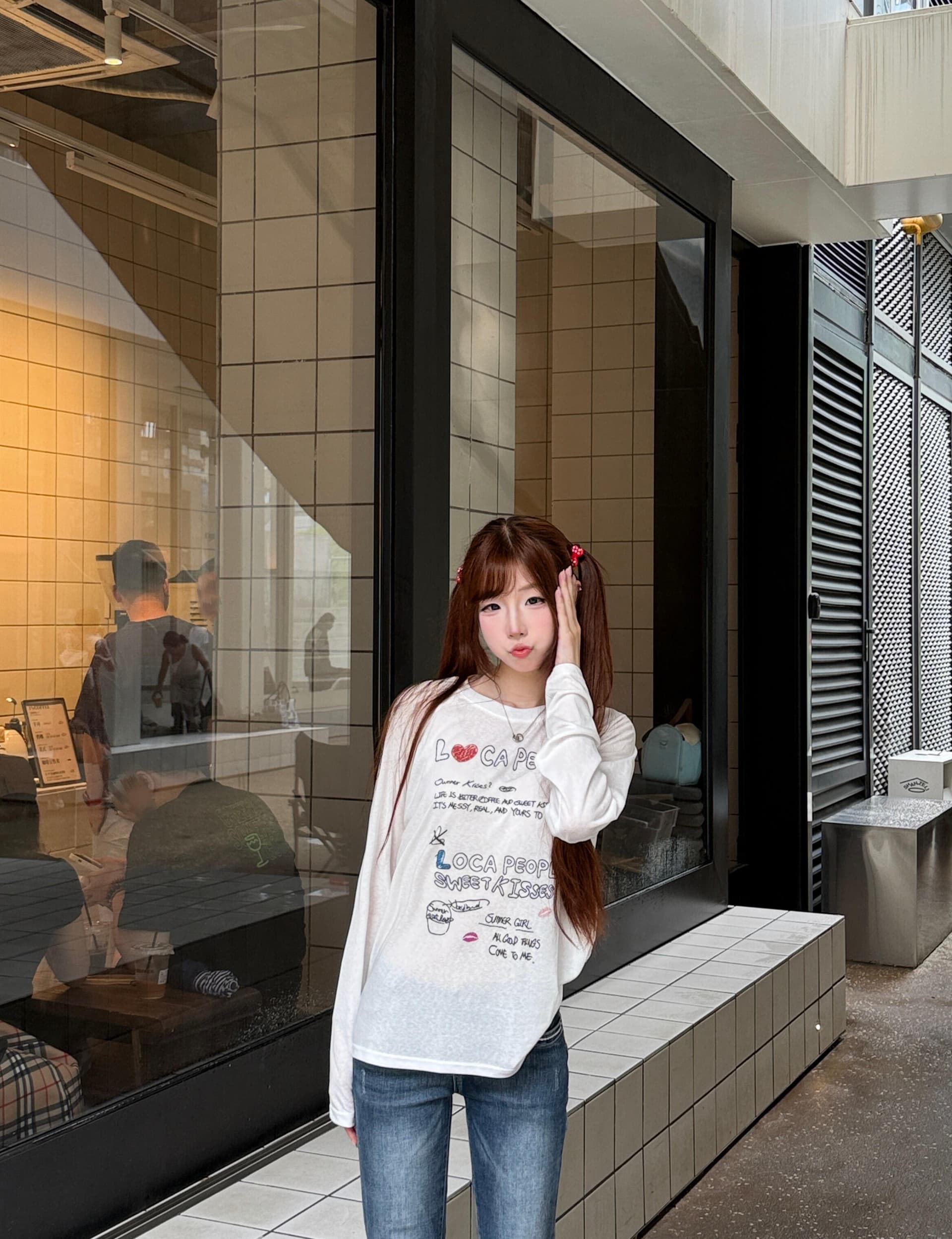 얇은 스타일 삽입 어깨 긴팔 티셔츠 여성 핫걸 낙서 알파벳 루즈핏 자외선 차단 블라우스 이미지 4