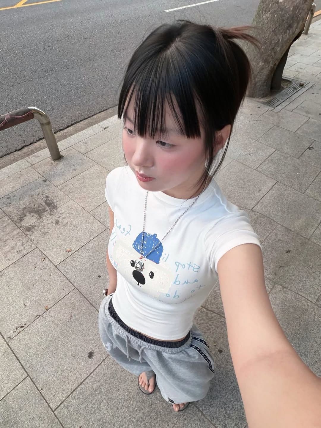 여름 소녀 센스 재미있는 강아지 낙서 프린트 긍정적 인 어깨 반팔 느긋한 바람 몸매 가꾸기 티셔츠 상세 이미지 2