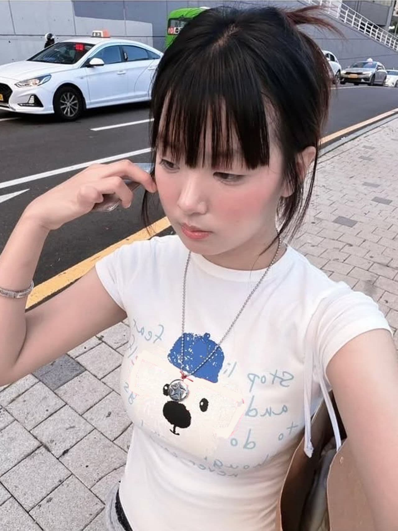 여름 소녀 센스 재미있는 강아지 낙서 프린트 긍정적 인 어깨 반팔 느긋한 바람 몸매 가꾸기 티셔츠 상세 이미지 3