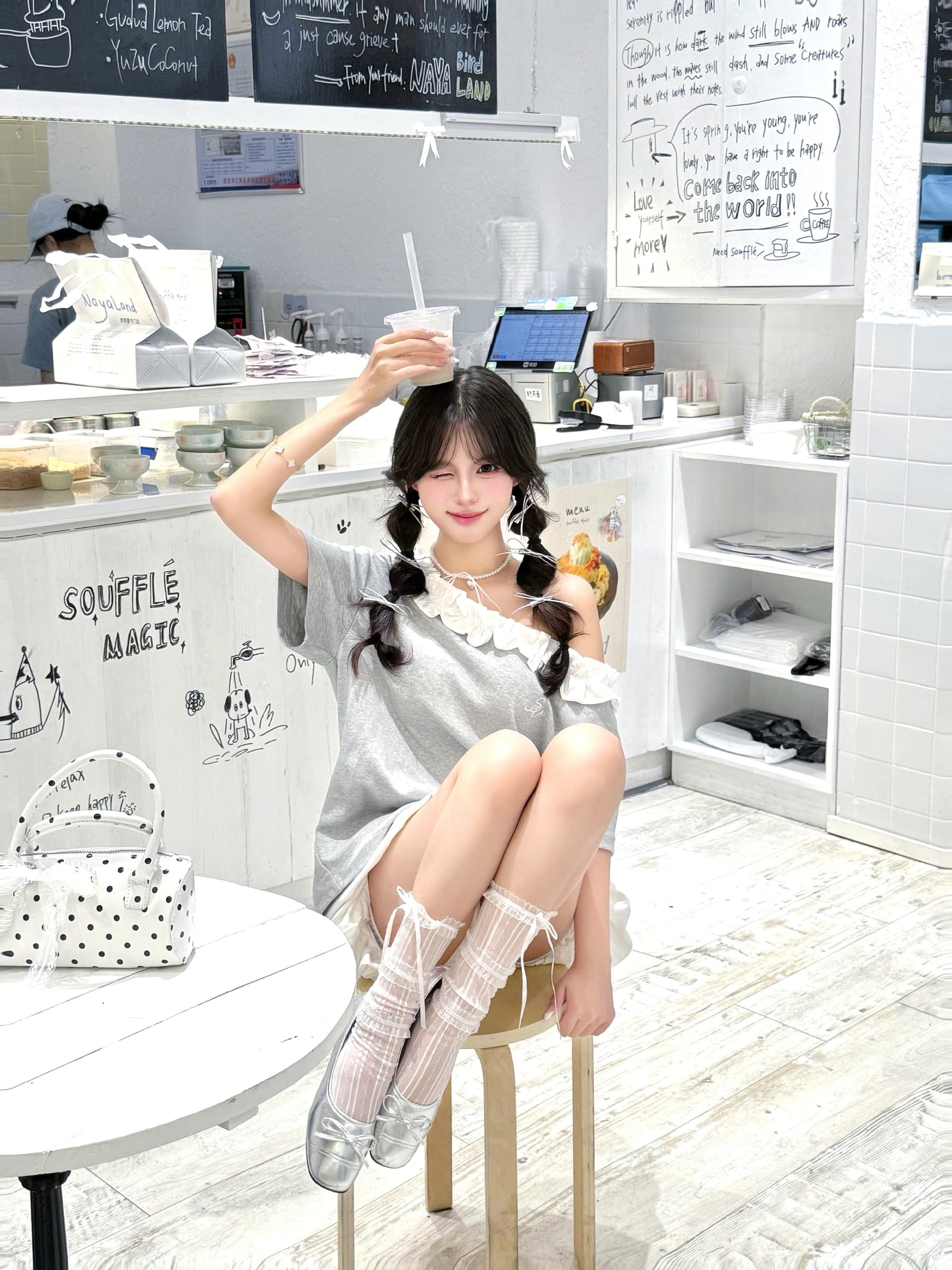 한 부서 연령 감소 자수 회색 오프숄더 반팔 티셔츠 여성 여름 새로운 루즈핏 디자인 센스 레이스 비스듬한 어깨 의류 이미지 3