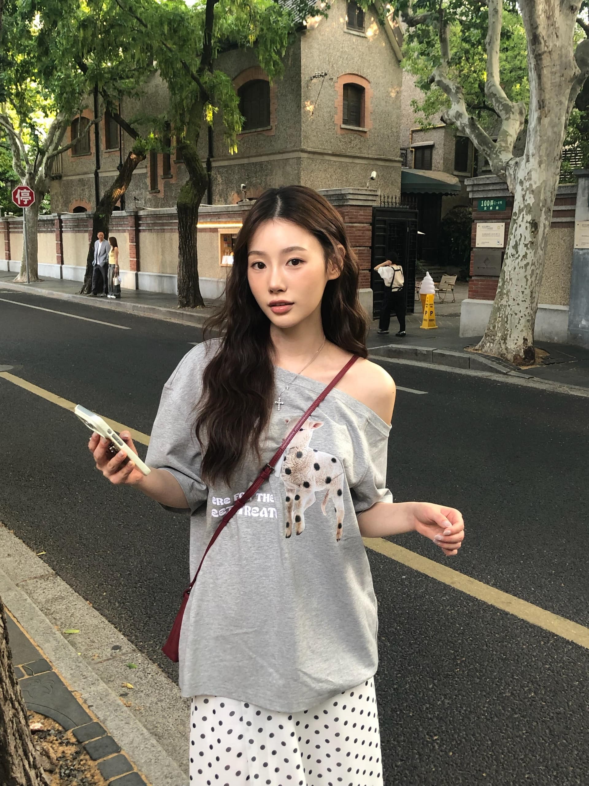 아메리칸 핫걸 회색 비스듬한 어깨 반팔 티셔츠 여성 여름 새로운 루즈핏 디자인 센스 작은 대중 Chic 오프숄더 맨위 이미지 3