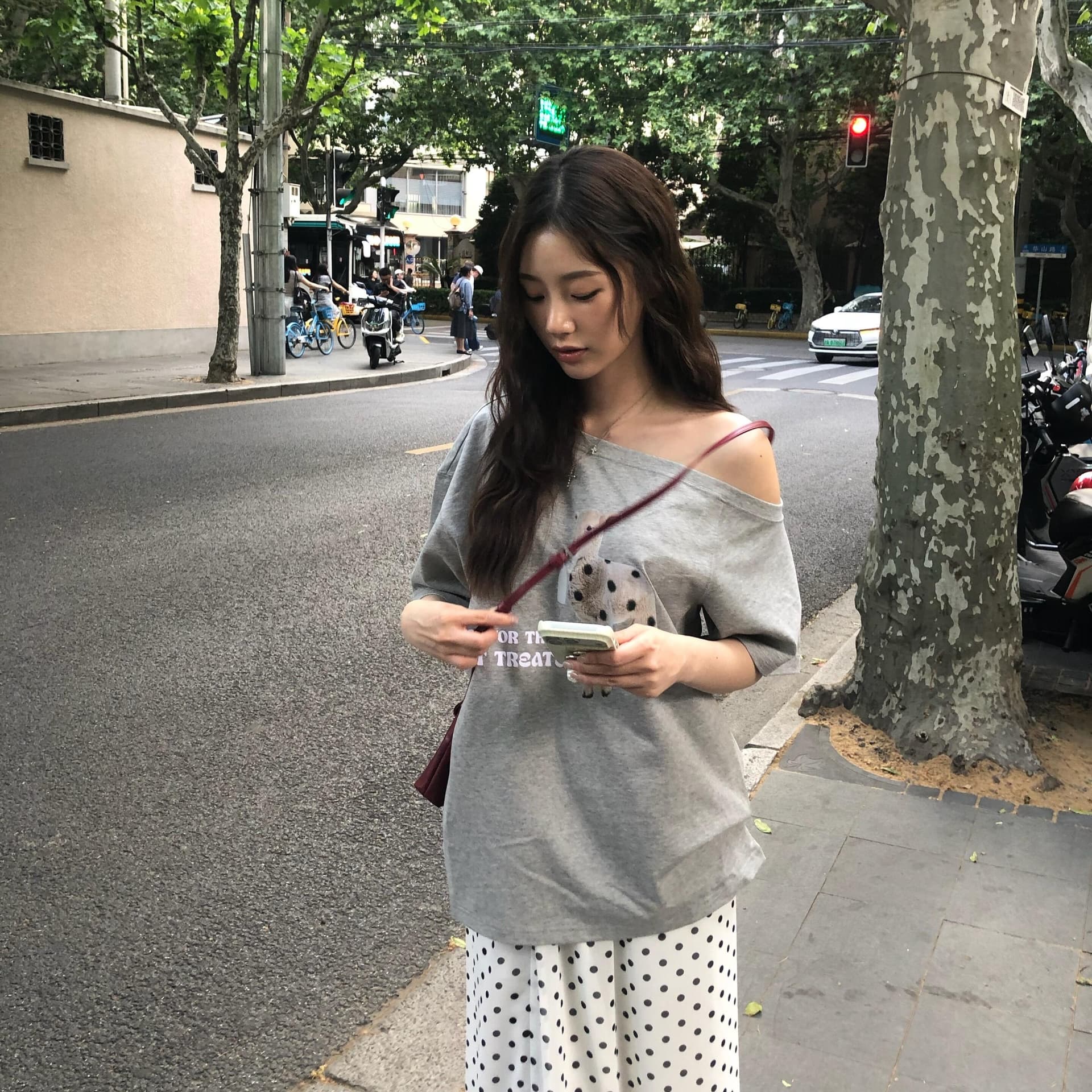 아메리칸 핫걸 회색 비스듬한 어깨 반팔 티셔츠 여성 여름 새로운 루즈핏 디자인 센스 작은 대중 Chic 오프숄더 맨위 이미지 5