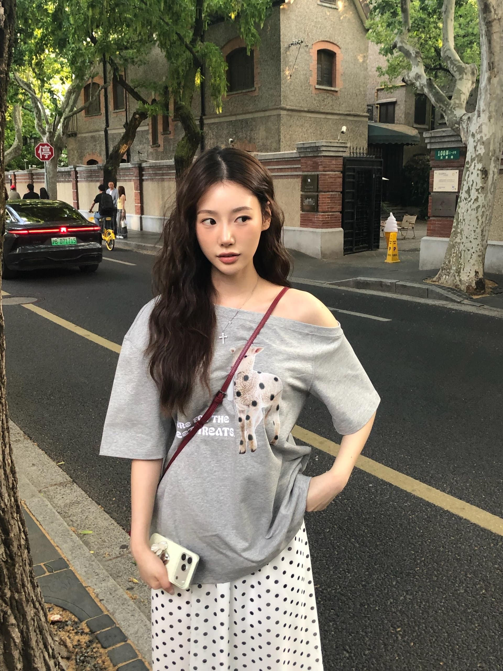 아메리칸 핫걸 회색 비스듬한 어깨 반팔 티셔츠 여성 여름 새로운 루즈핏 디자인 센스 작은 대중 Chic 오프숄더 맨위 상세 이미지 1