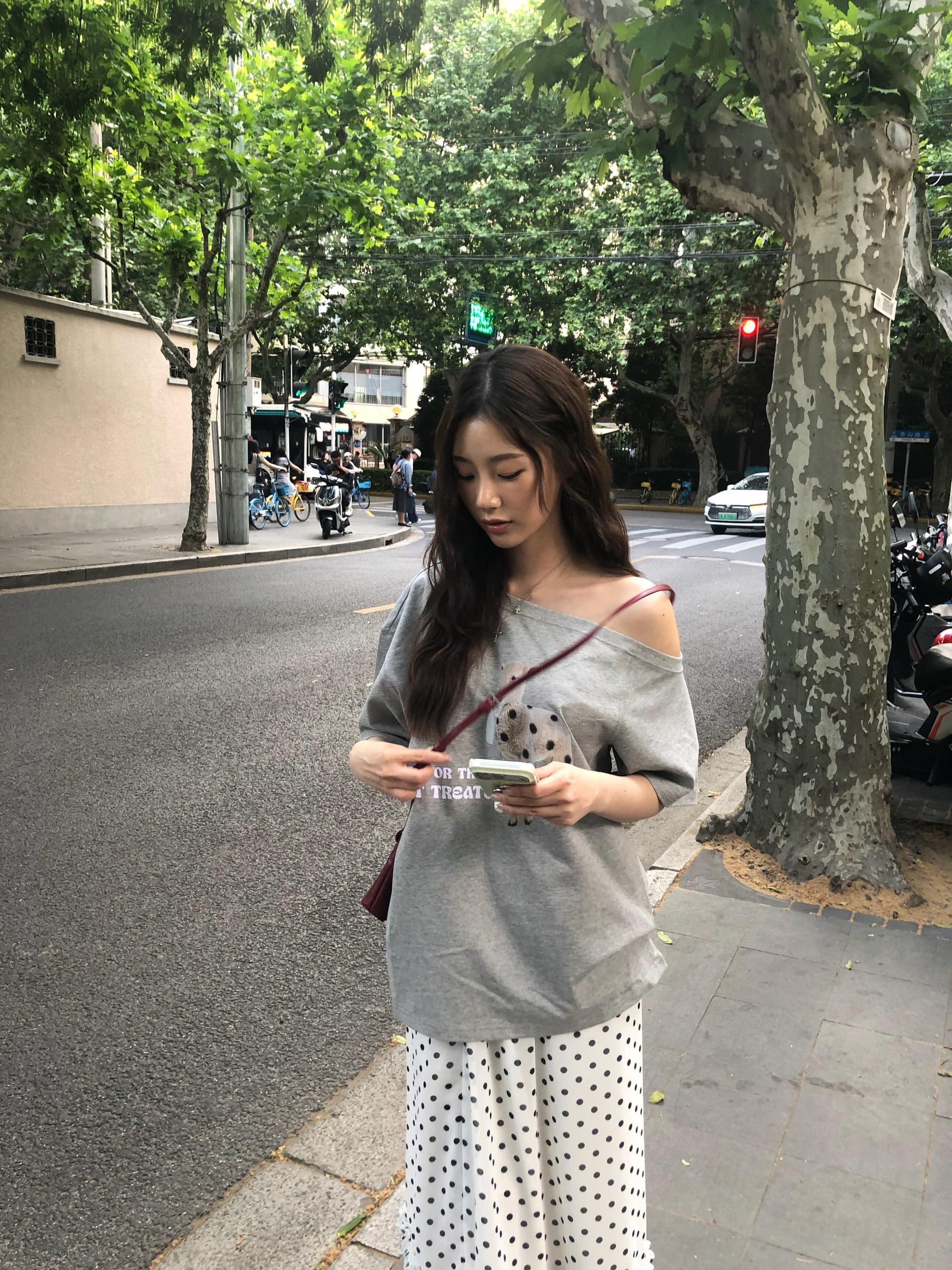 아메리칸 핫걸 회색 비스듬한 어깨 반팔 티셔츠 여성 여름 새로운 루즈핏 디자인 센스 작은 대중 Chic 오프숄더 맨위 상세 이미지 3