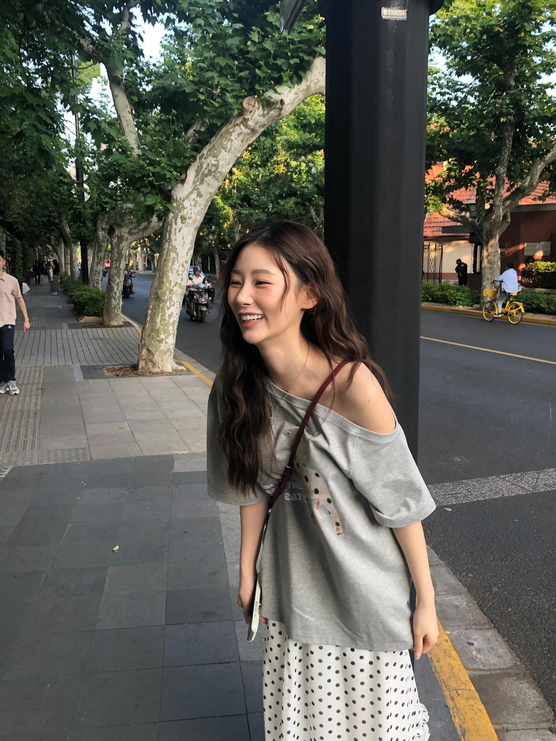 아메리칸 핫걸 회색 비스듬한 어깨 반팔 티셔츠 여성 여름 새로운 루즈핏 디자인 센스 작은 대중 Chic 오프숄더 맨위 상세 이미지 4