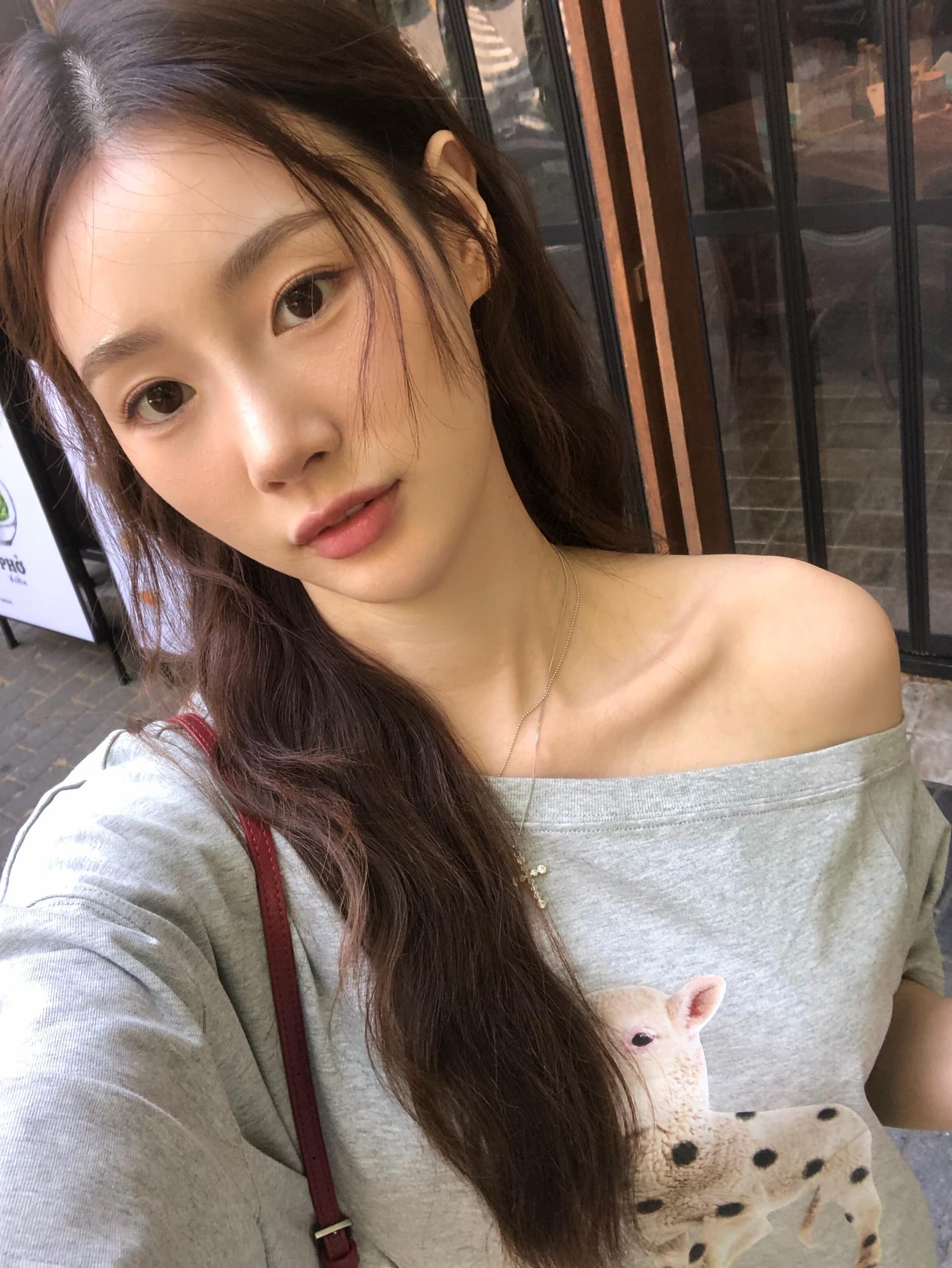 아메리칸 핫걸 회색 비스듬한 어깨 반팔 티셔츠 여성 여름 새로운 루즈핏 디자인 센스 작은 대중 Chic 오프숄더 맨위 상세 이미지 5