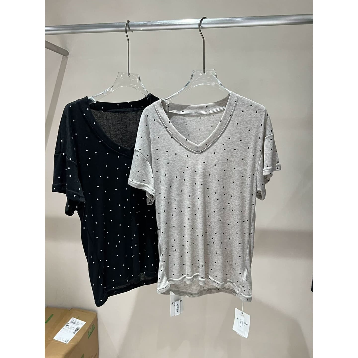 마이크로 ~을 통해 V넥 회색 도트 무늬 반팔 티셔츠 여성 2025 여름 새로운 느긋한 루즈핏 얇은 스타일 외출용 도루 센스 맨위 상세 이미지 5