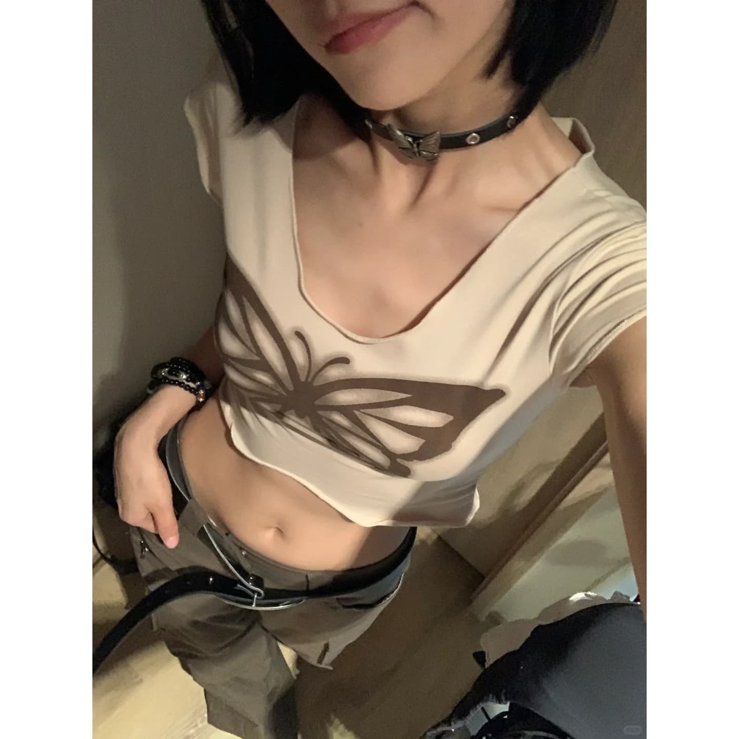 핫걸 나비 프린트 반팔 티셔츠 여성 여름 새로운 순수한 욕망 바람 쇼트 스타일 이슬 뼈의 몸매 가꾸기 슬림해 보이는 물결무늬 측면에 의류 이미지 4