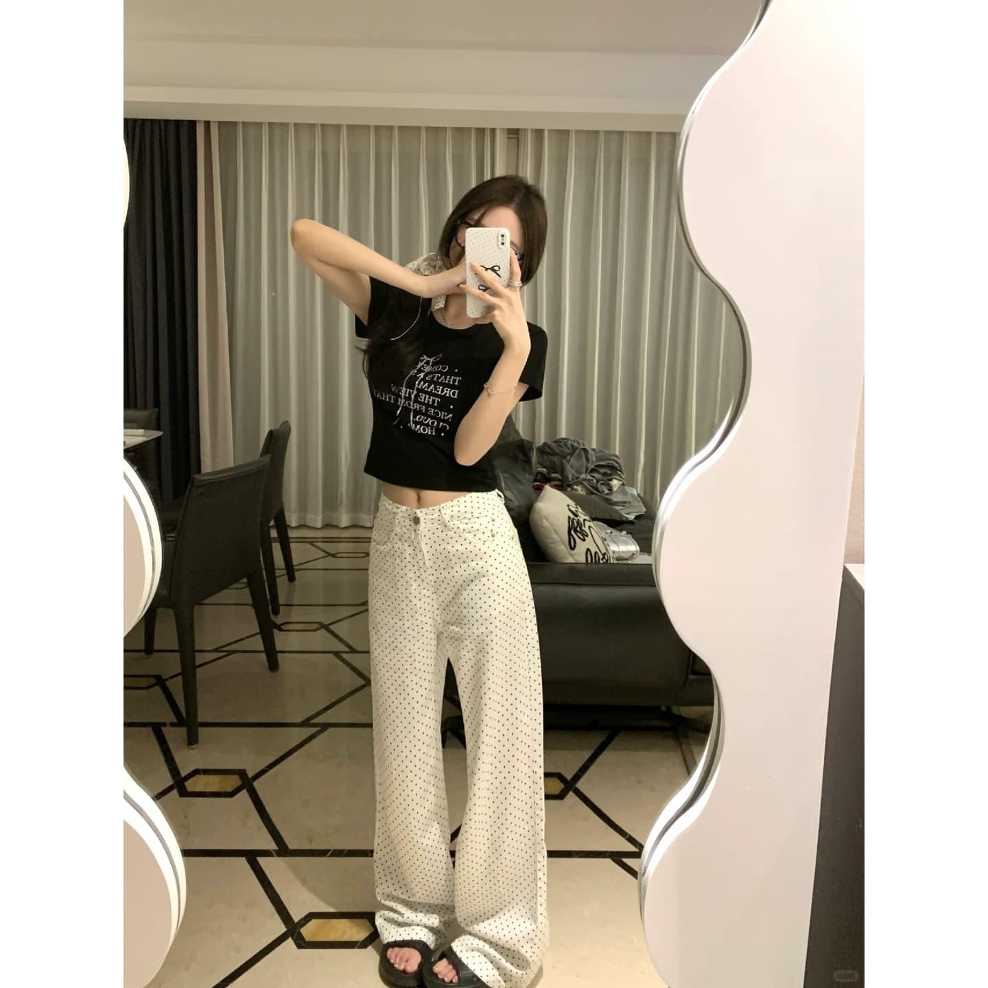 한 부서 ins 진주 나비 매듭 알파벳 프린트 검정색 긍정적 인 어깨 반팔 티셔츠 여성 여름 타이트 달콤한 핫걸 맨위 이미지 2