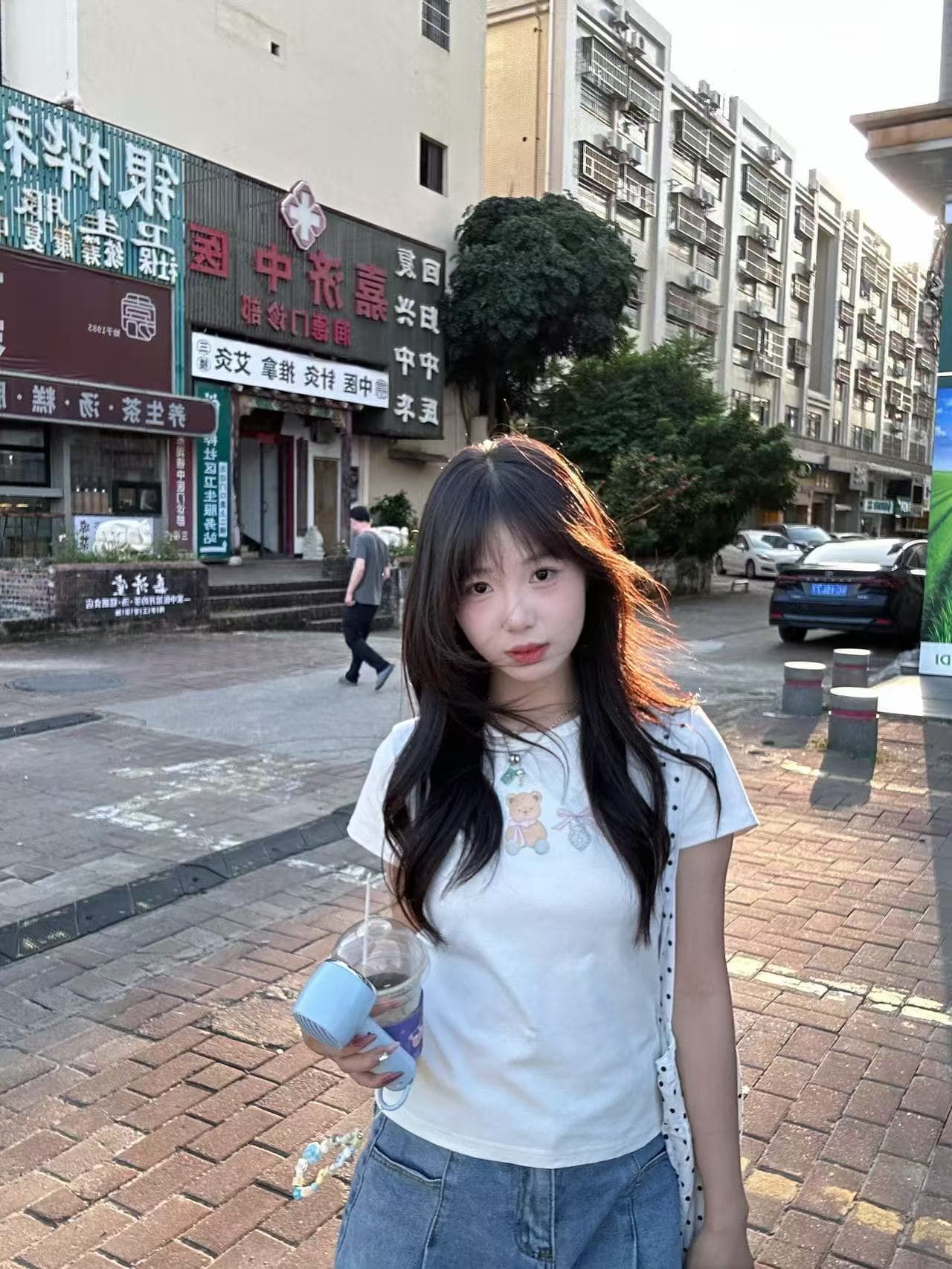 화이트 몸매 가꾸기 반팔 슬림해 보이는 긍정적 인 어깨 여성 티셔츠 2026 새로운 반소매 한 부서 디자인 센스 맨위 여름 동정 이미지 4